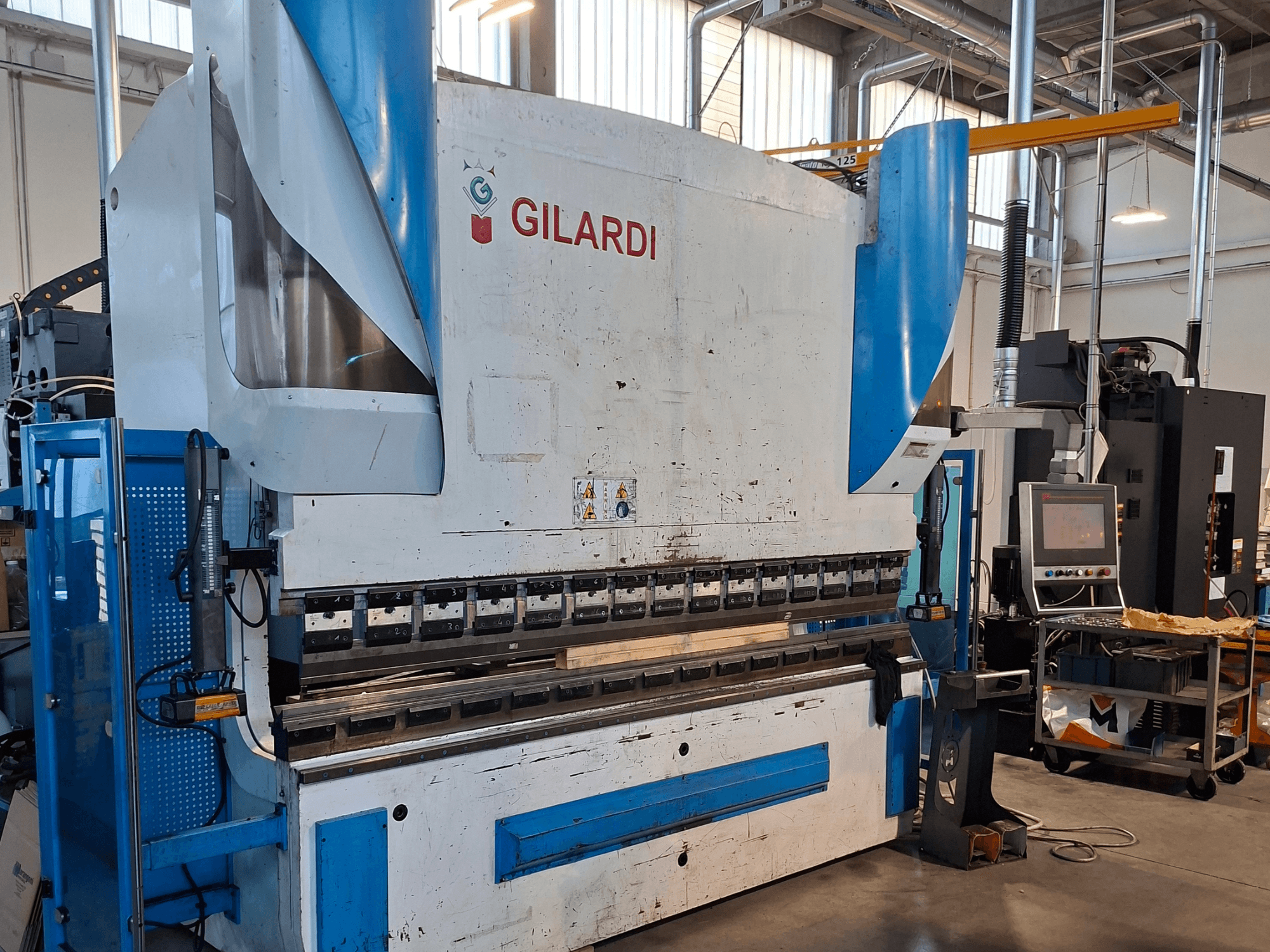 Гидравлический пресс GILARDI Italy 3.25, вид спереди, с изображением органов управления и деталей производственной среды.