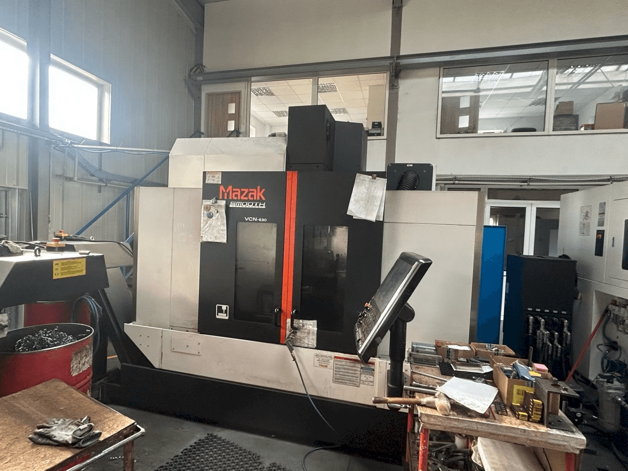 Вид станка Mazak VCN-530 спереди