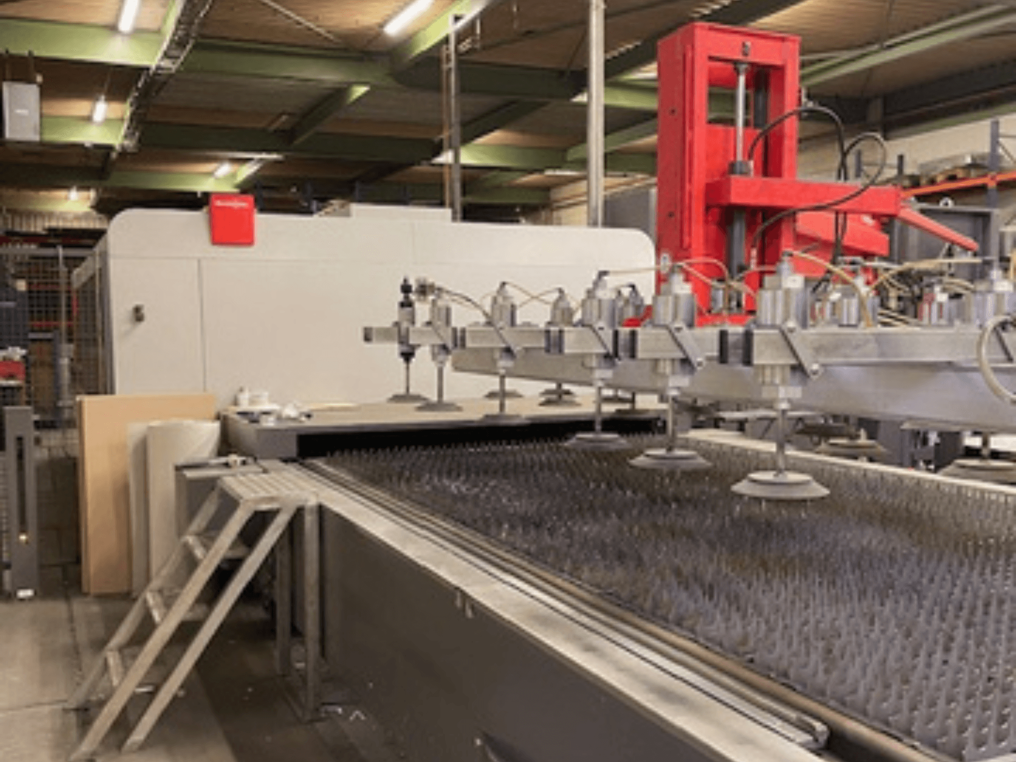 Bystronic BySprint Fiber 4020 Fiber 4Kw вид спереди станка для лазерной резки с соплами и режущей станиной.