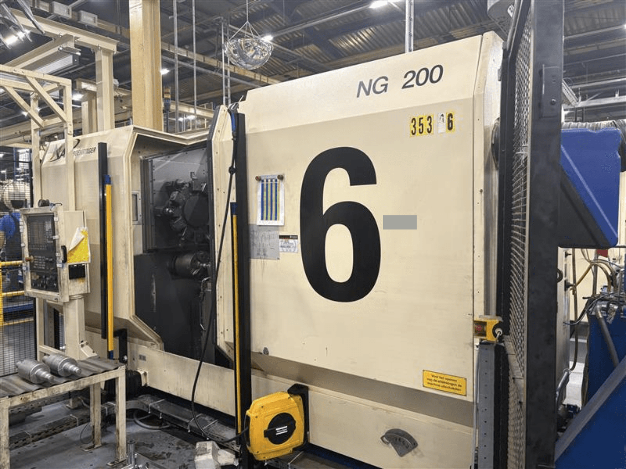 Вид спереди на горизонтальный токарный станок BOEHRINGER NG-200 с крупными цифрами и панелью управления, в заводских условиях.