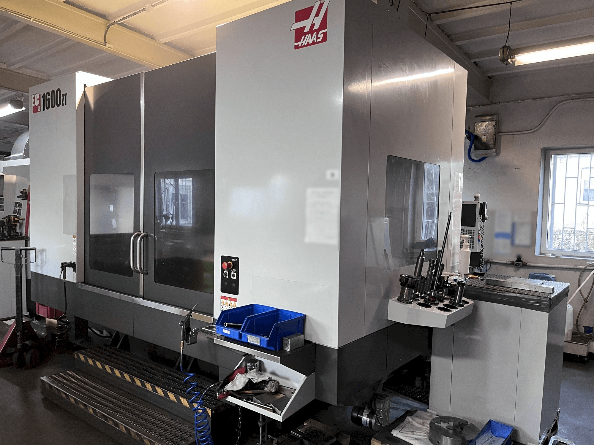 Вид станка HAAS EC-1600 ZT спереди