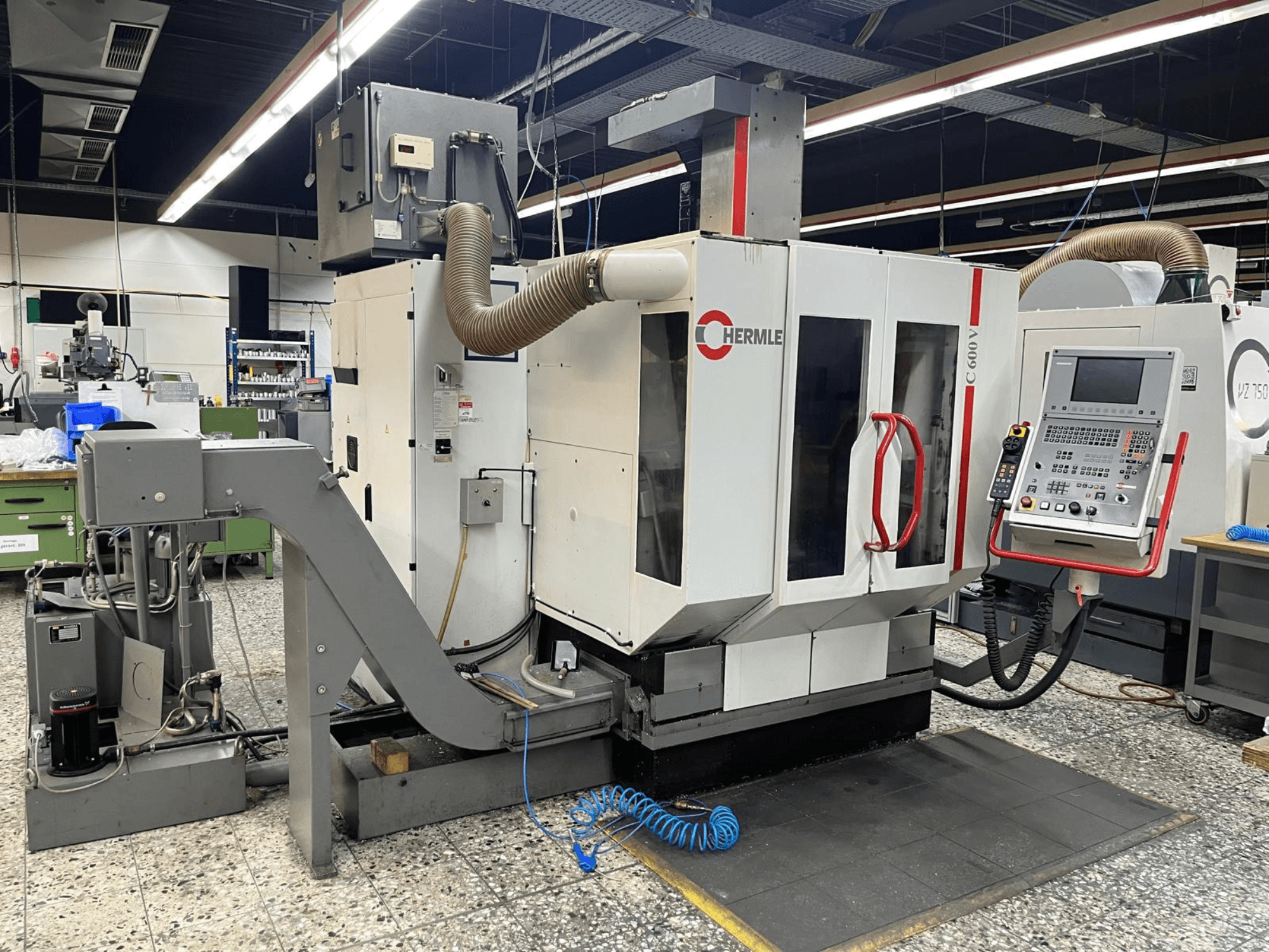 Вертикальный обрабатывающий центр HERMLE C 600 V в мастерской, вид спереди на панель управления и вентиляцию.