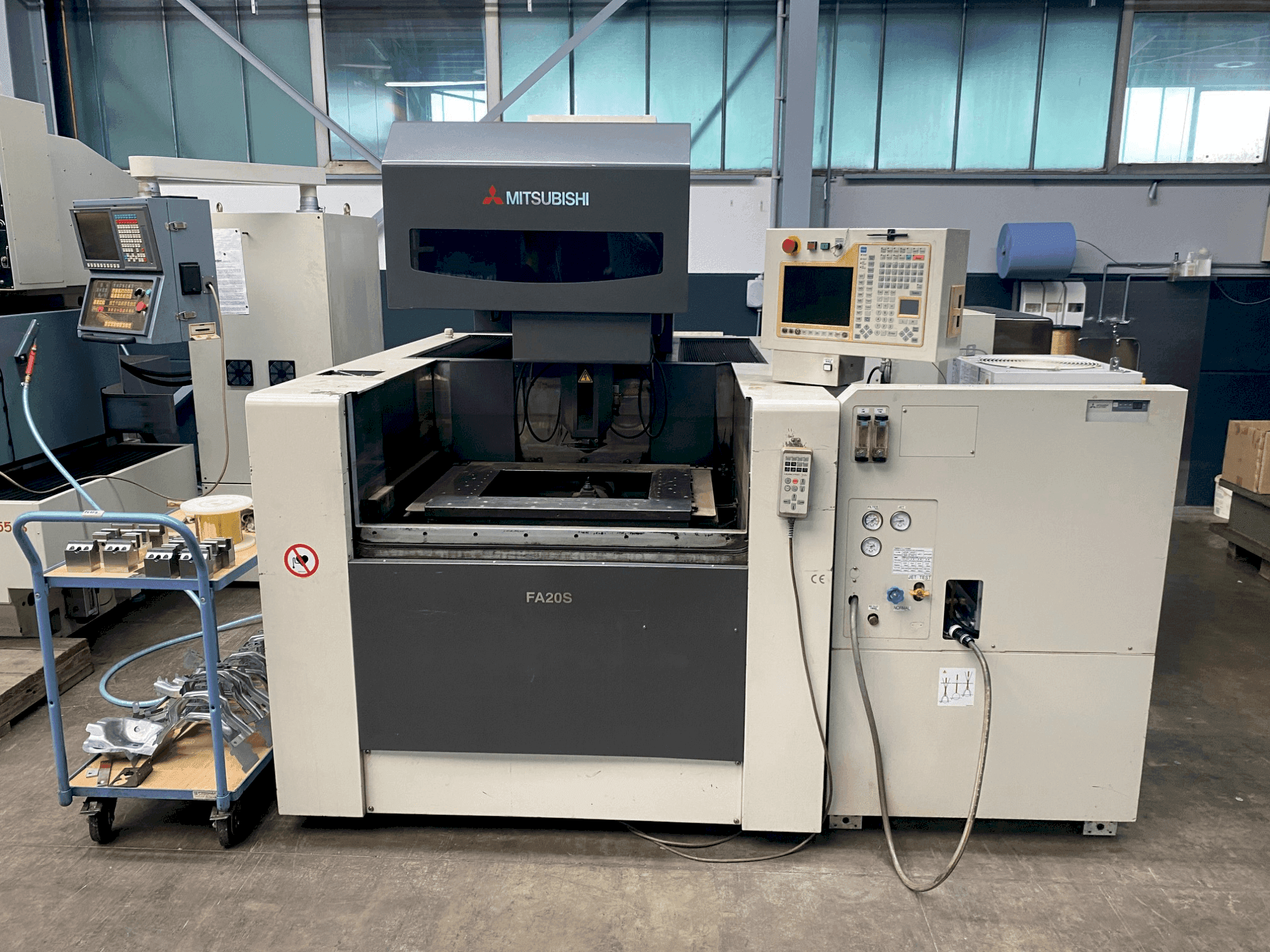 Вид станка Mitsubishi FA 20 SM спереди