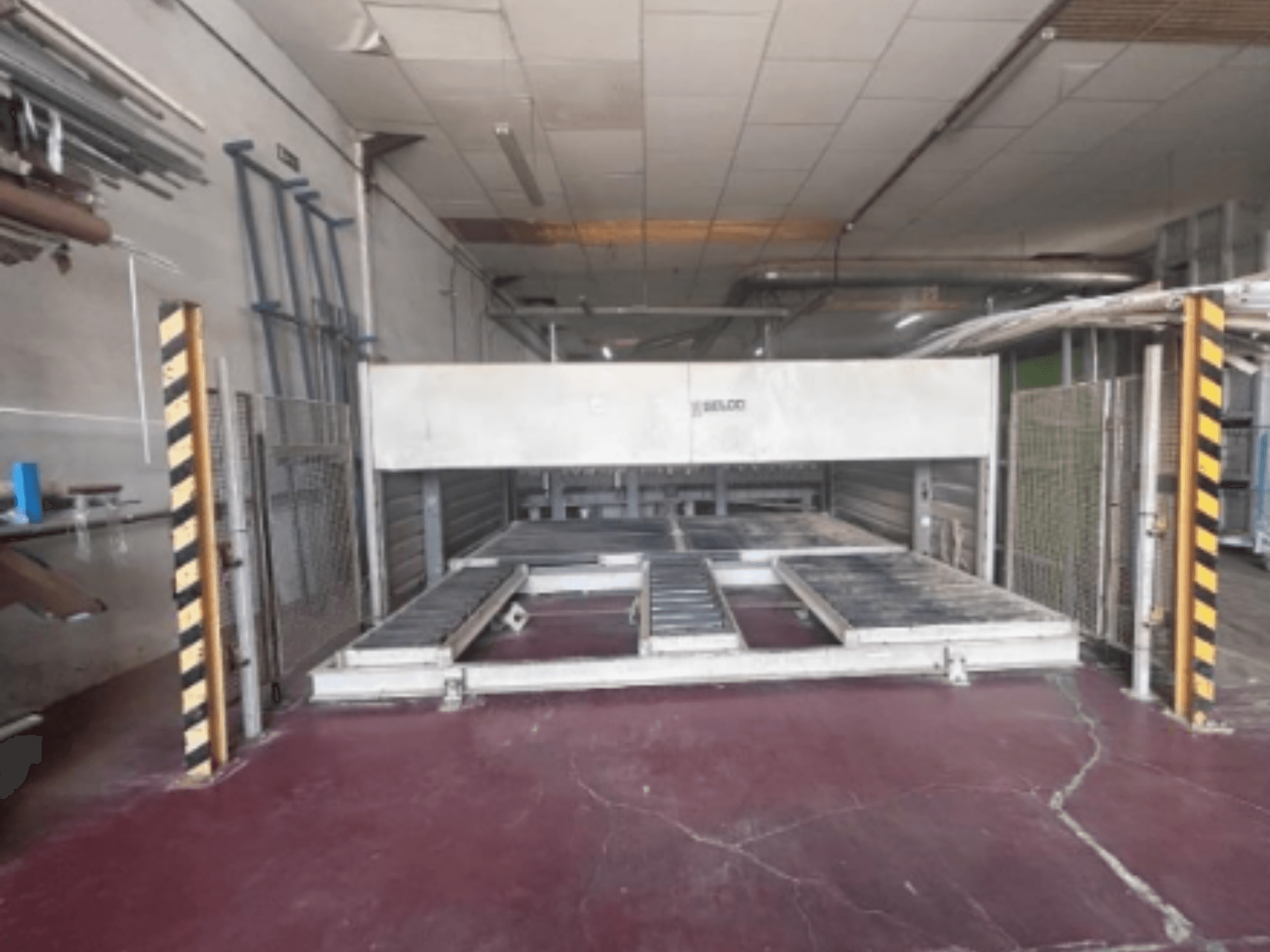Панельная пила BIESSE Selco WNTR 600, вид спереди, с рабочим столом и защитными ограждениями в промышленной обстановке.