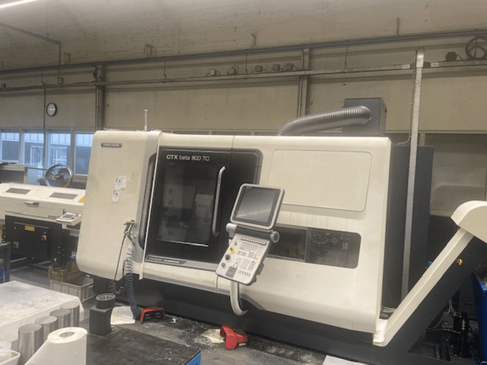Станок CTX beta 800 TC в мастерской; вид спереди, демонстрирующий панель управления и систему пылеудаления.