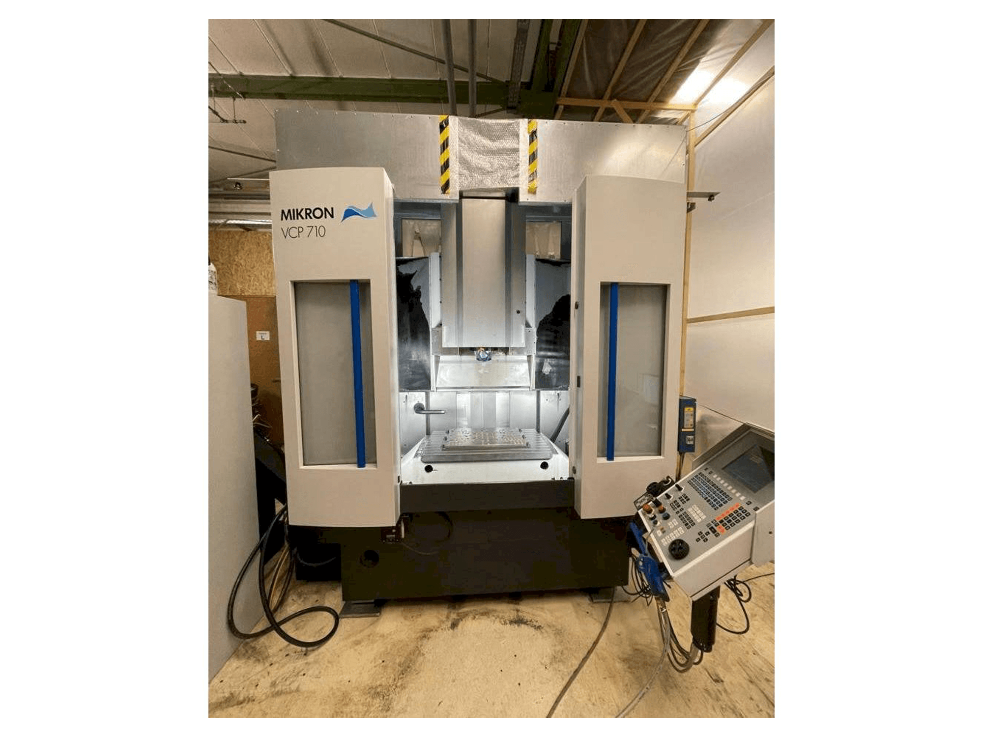 Вид станка MIKRON VCP 710 спереди