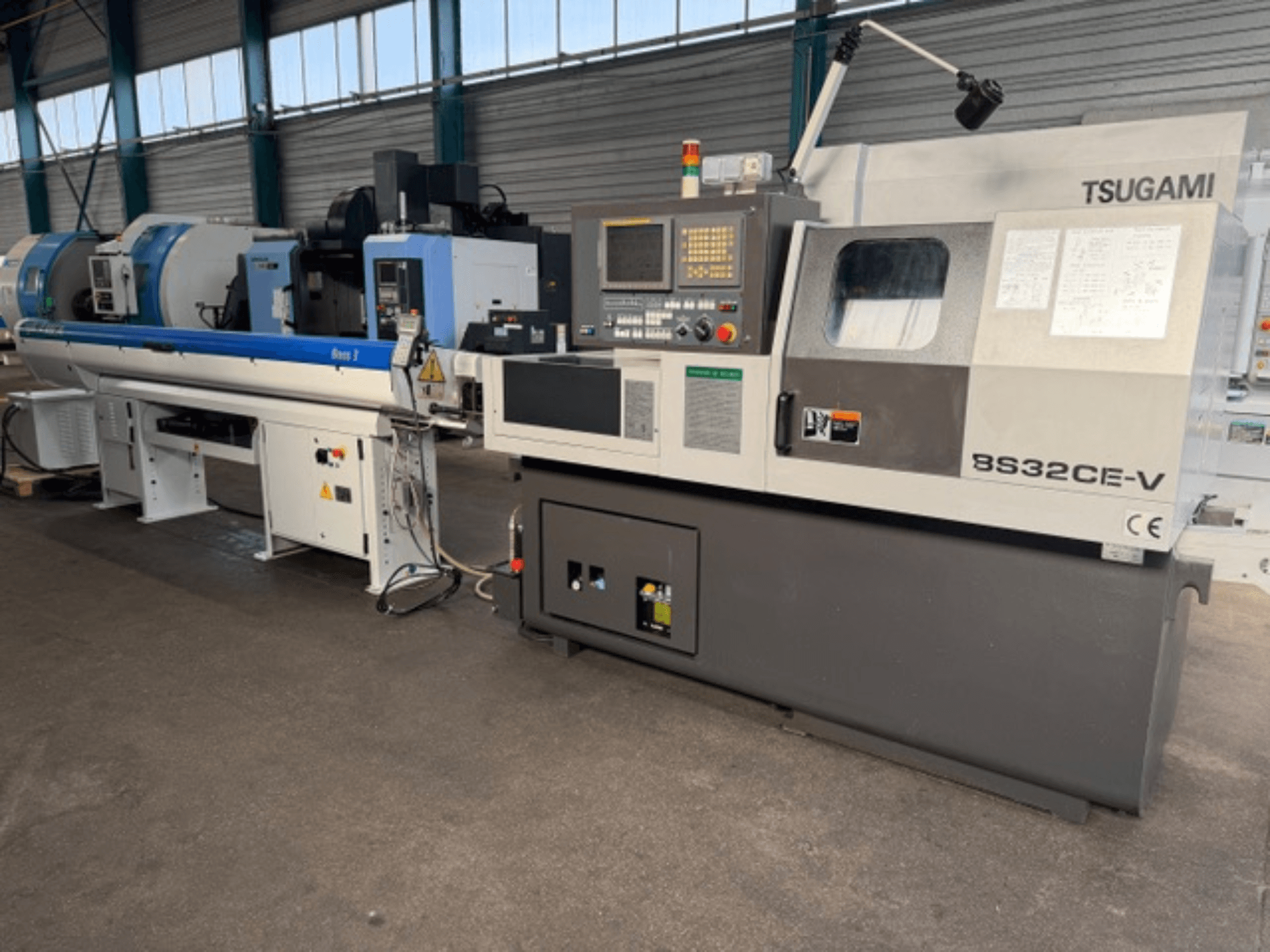 Токарный станок TSUGAMI BS32CE-V швейцарского типа с видом спереди, с панелью управления и закрепленным шпинделем.