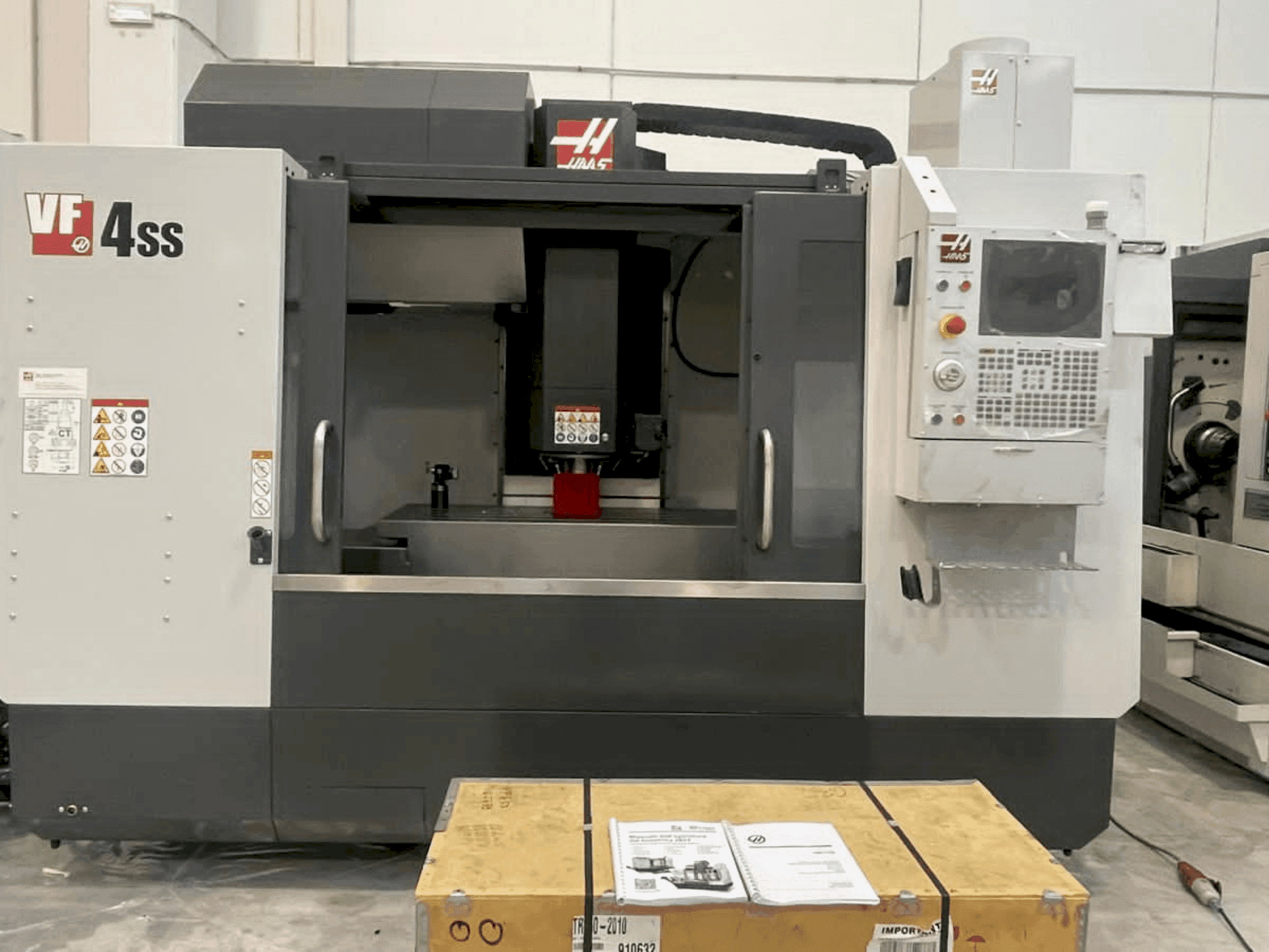 Вид станка HAAS VF4SS (2019) спереди