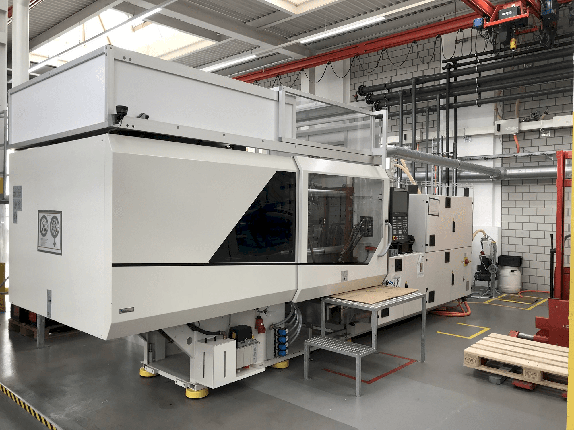 Вид станка Sumitomo Demag EL-EXIS SP 200/560-675 спереди