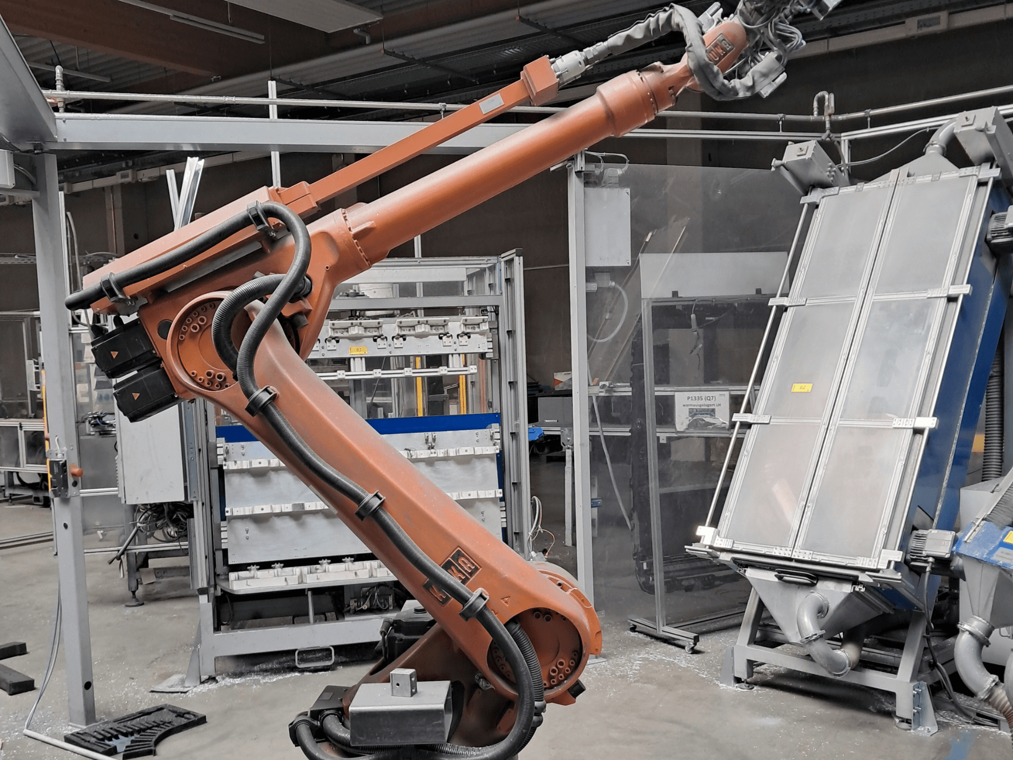 Манипулятор робота KUKA KR 30L16-2 в заводской конфигурации, вид сбоку, на котором видны кабели и механические компоненты.