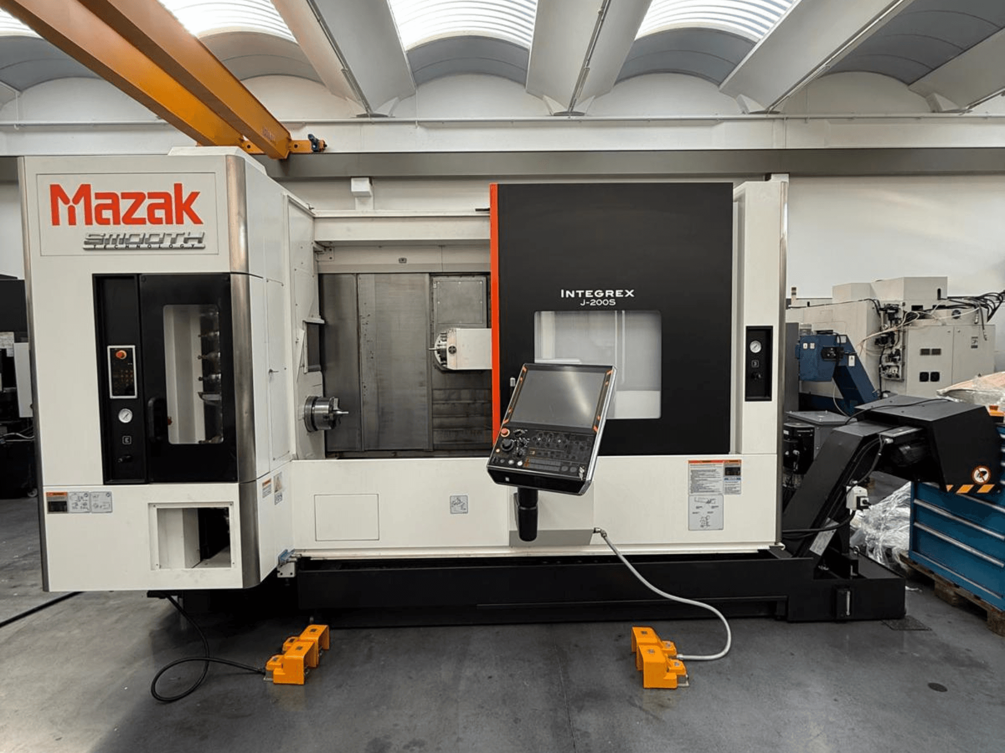 Фрезерно-токарный центр Mazak INTEGREX J-200 S с видом спереди, с панелью управления и зоной обработки, установленный на полу завода.