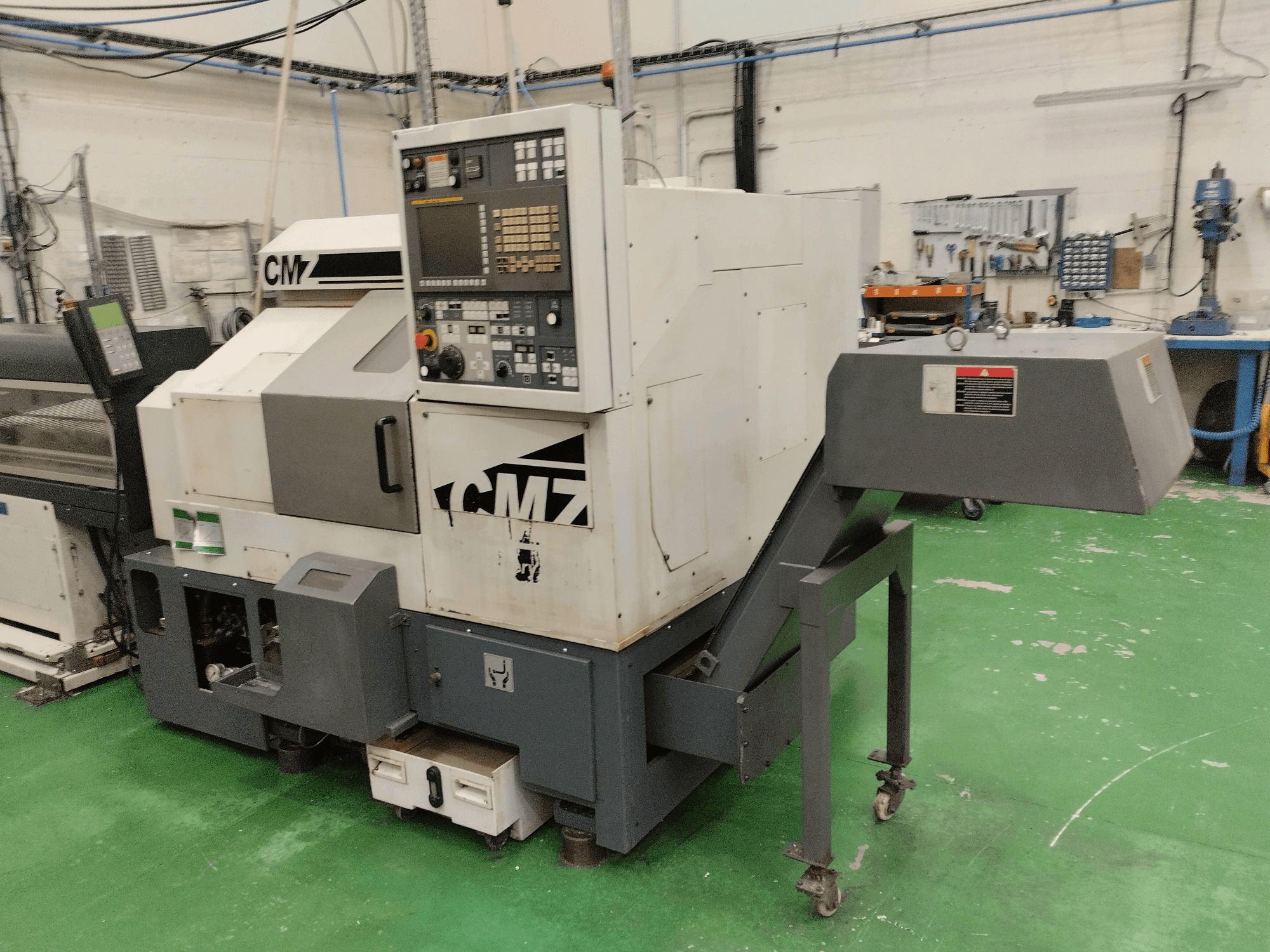 Токарно-фрезерный центр CMZ TB-67M (вид спереди), панель управления и механизм подачи, установленный в мастерской.