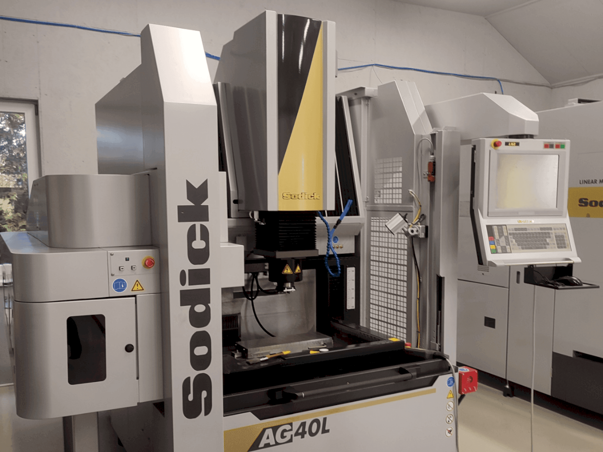 Вид станка Sodick AG40L спереди
