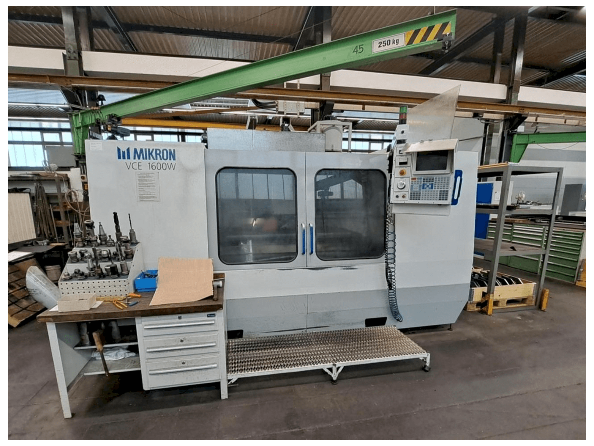 Вид станка HAAS MIKRON VCE 1600W спереди