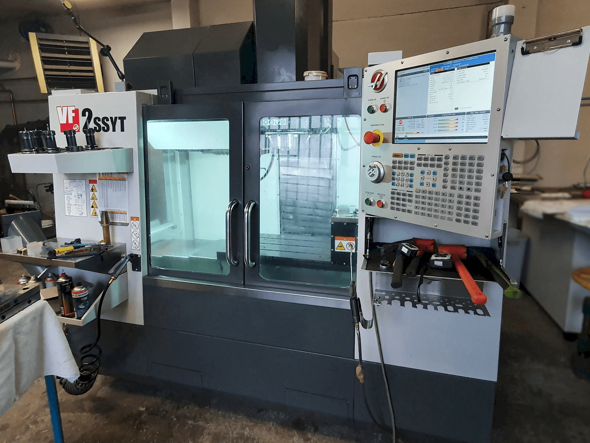 Вид станка HAAS VF-2SSYT спереди