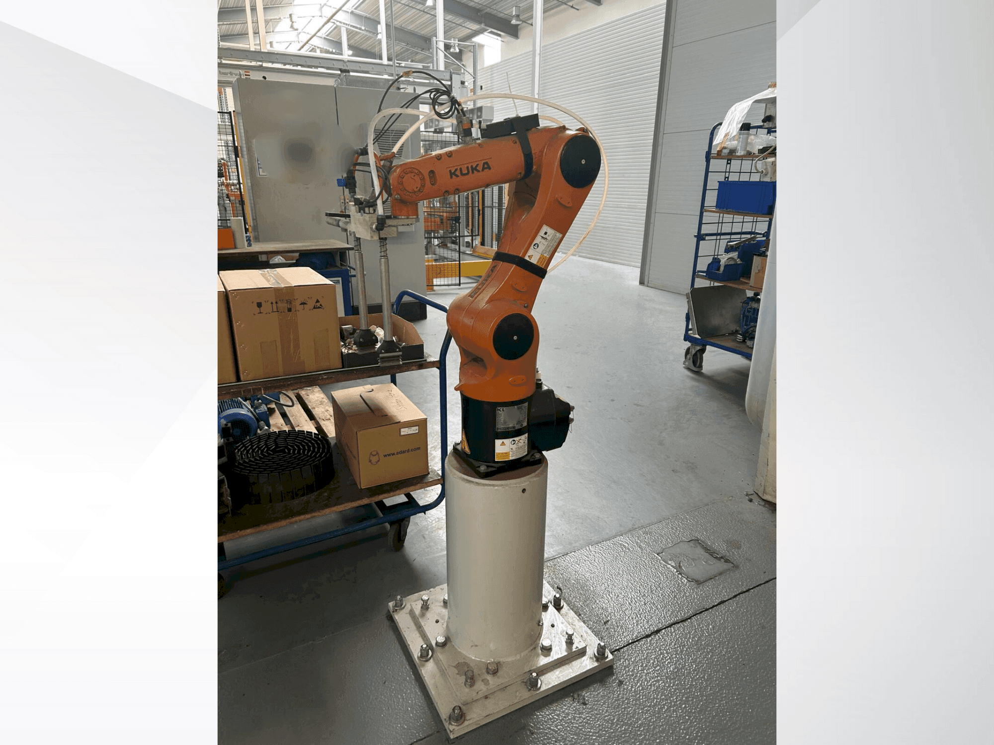 Вид станка KUKA KR 6 R900 fivve спереди