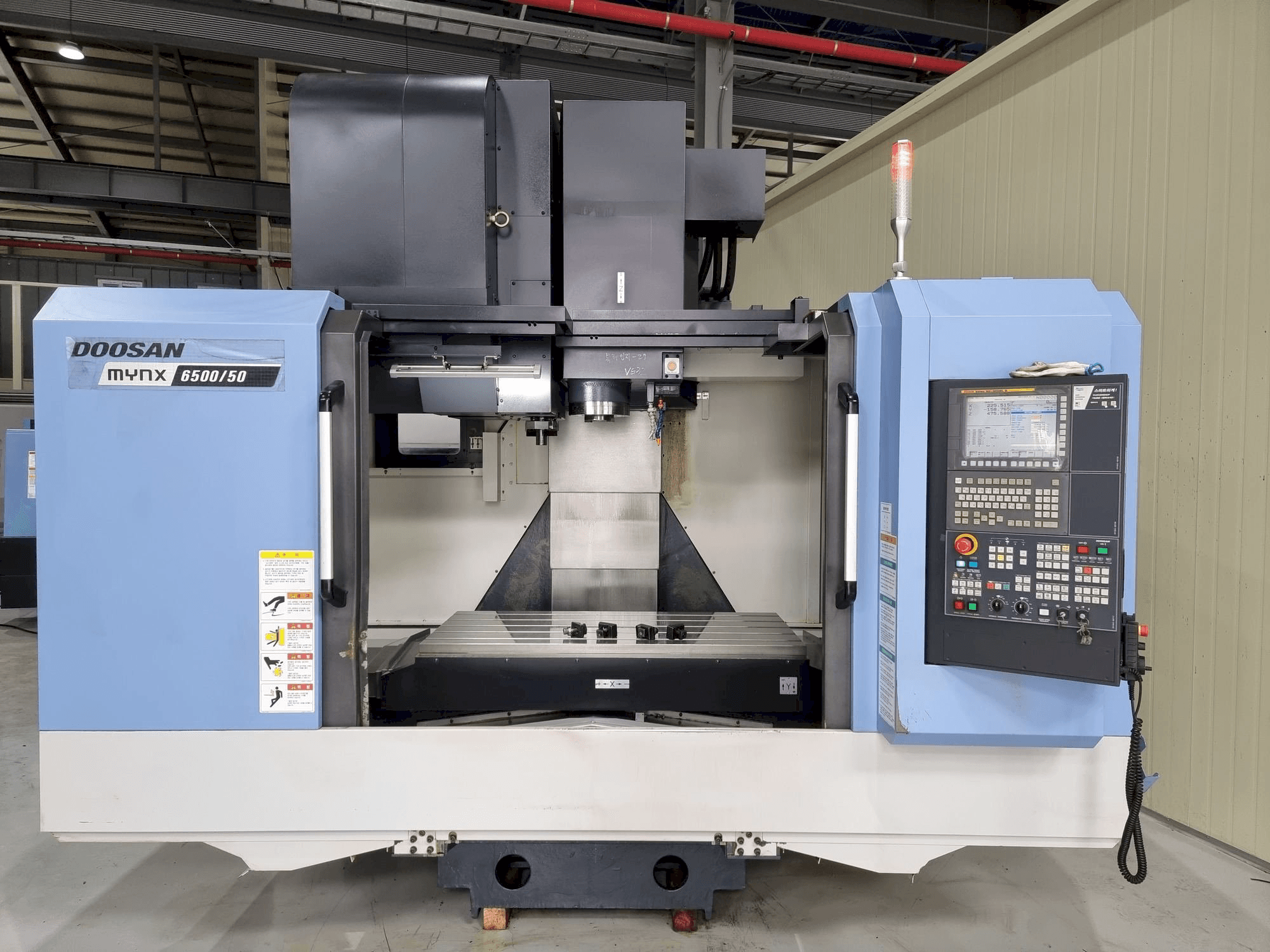 Вид станка Doosan MYNX 6500/50 спереди