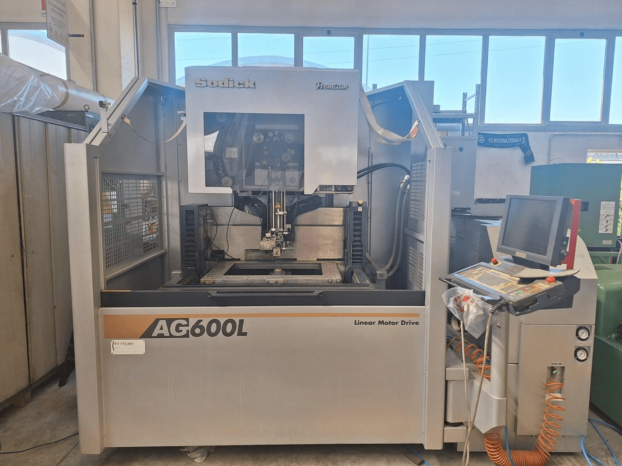 Электроэрозионный станок Sodick AG 600 L в виде спереди, с панелью управления и приводом на линейном двигателе.