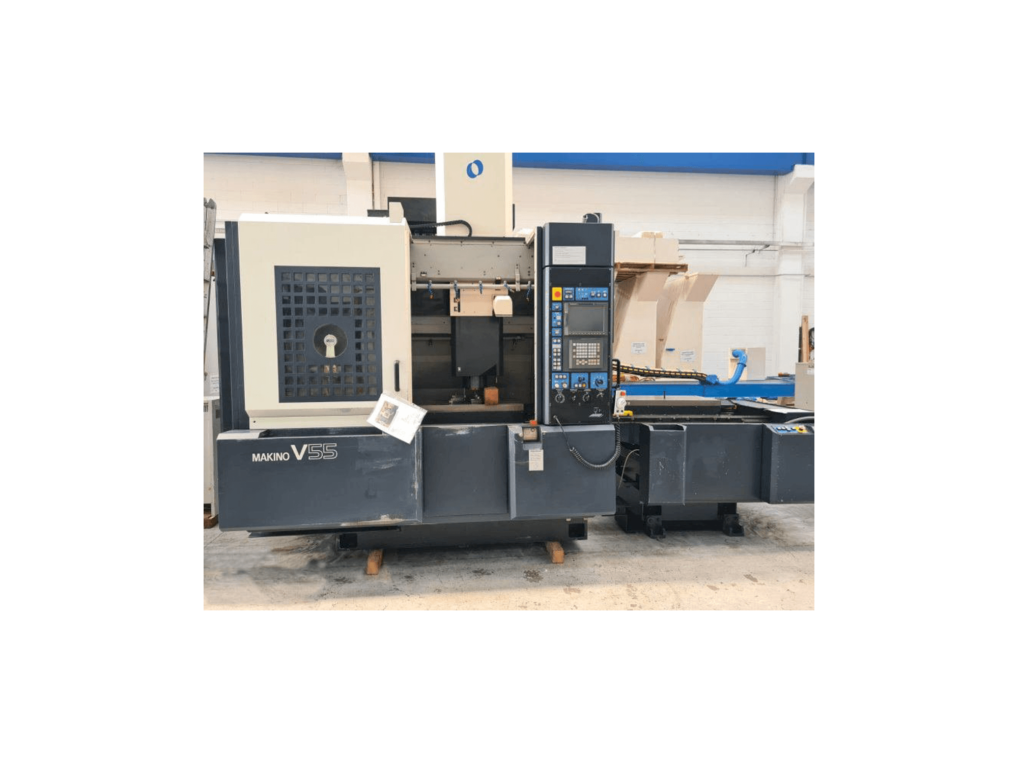 Вид станка Makino V55 спереди