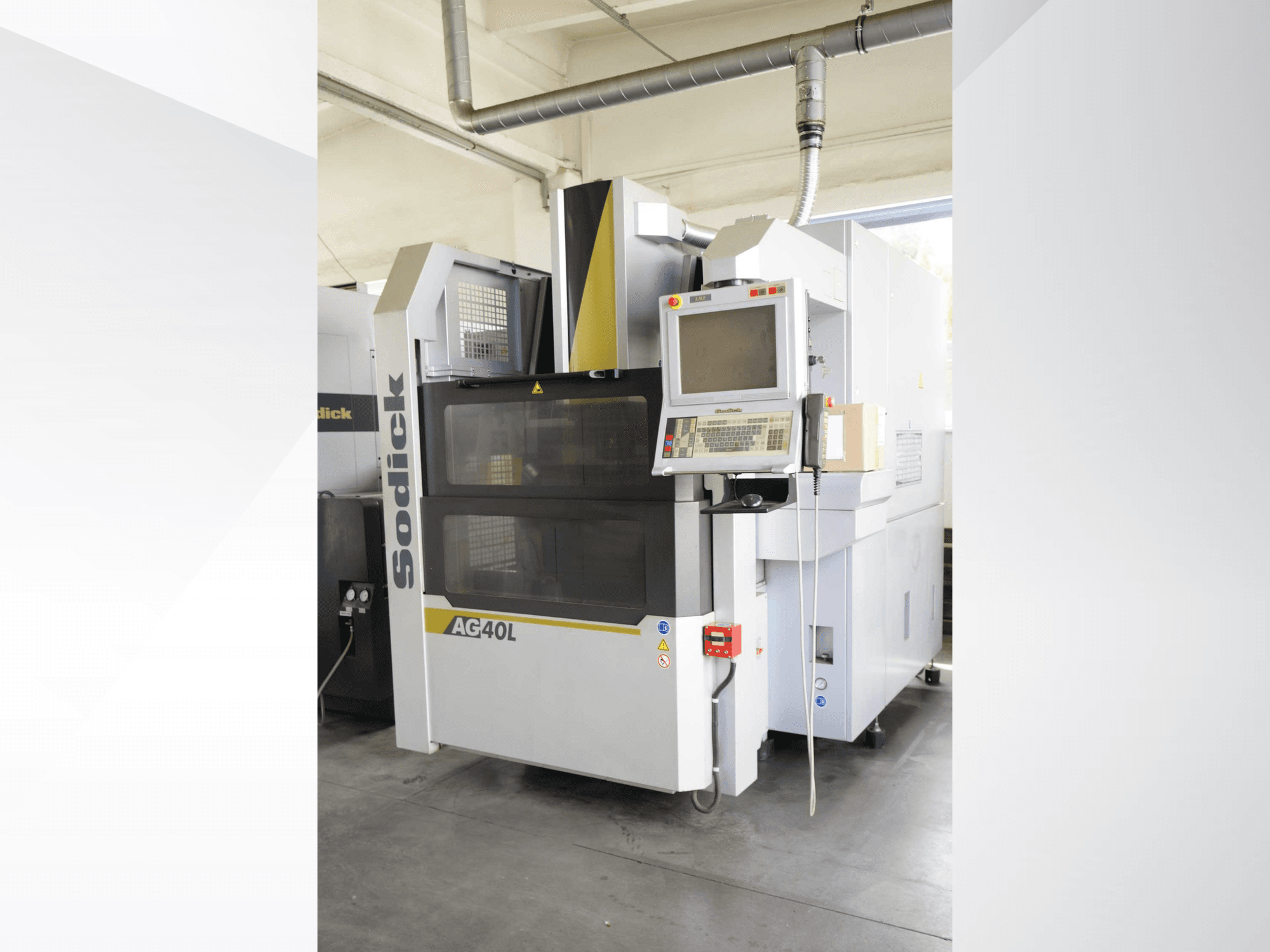 Машина для электроэрозионной обработки по погружению Sodick AG40L LN2, вид спереди с панелью управления, на которой отображаются настройки и функции безопасности.