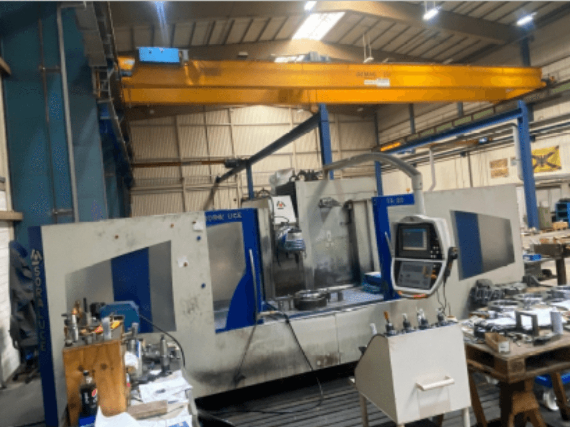 Фрезерный станок со станиной Soraluce TA-A20, вид спереди, демонстрирует панель управления и рабочую зону с инструментами и материалами.