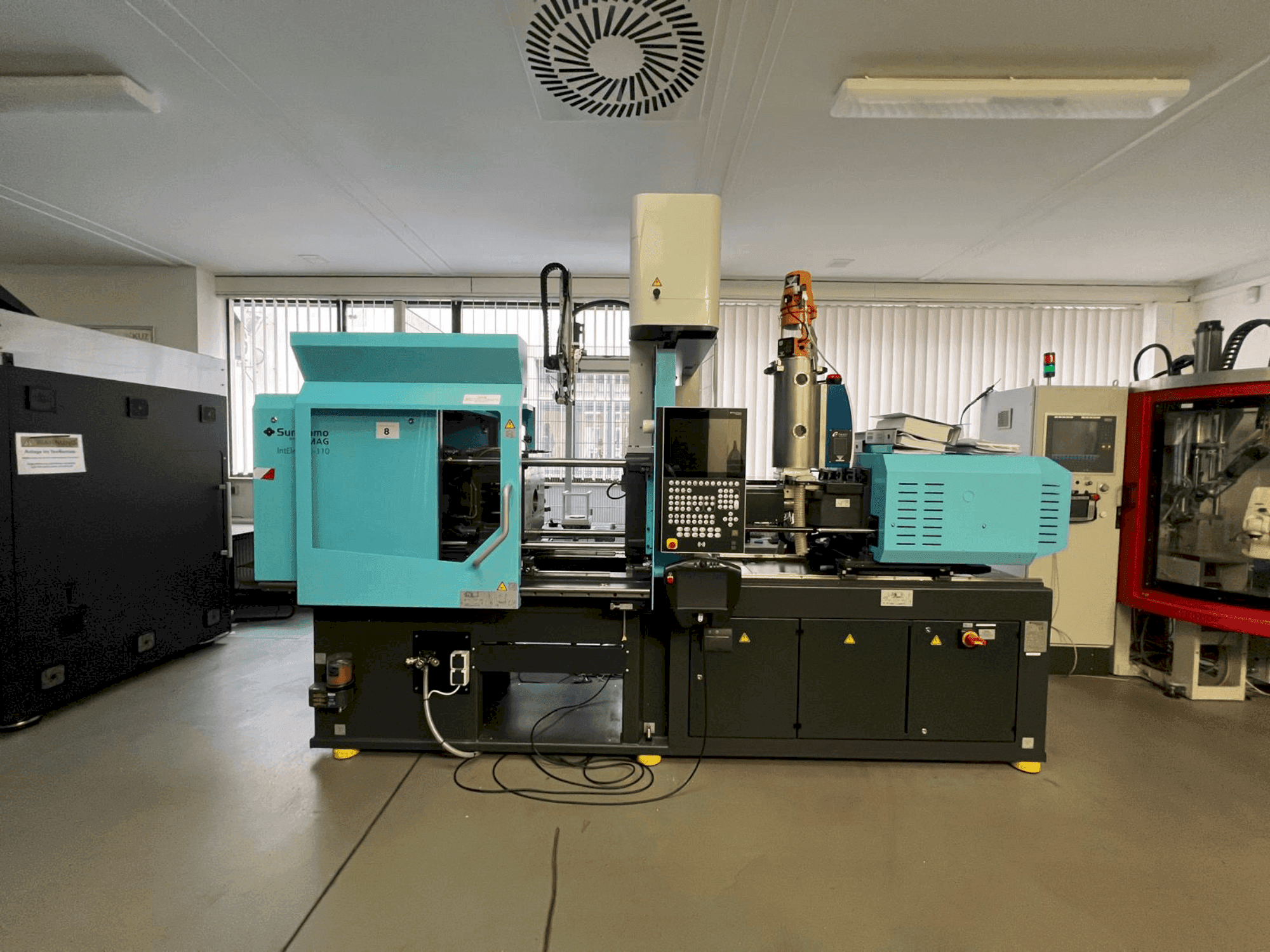 Вид станка SUMITOMO SHI DEMAG Intelect 2 50/370-110 спереди