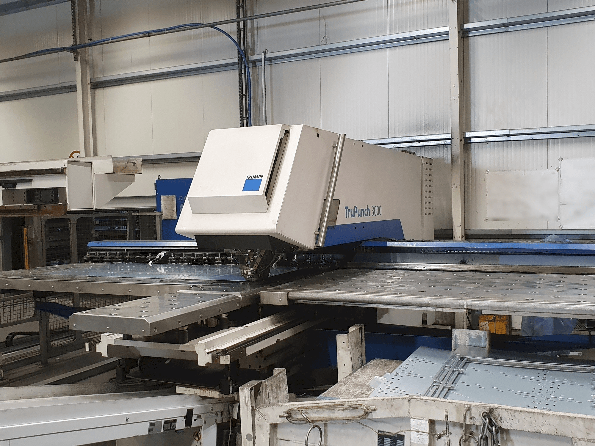 Вид станка Trumpf TruPunch 3000 спереди