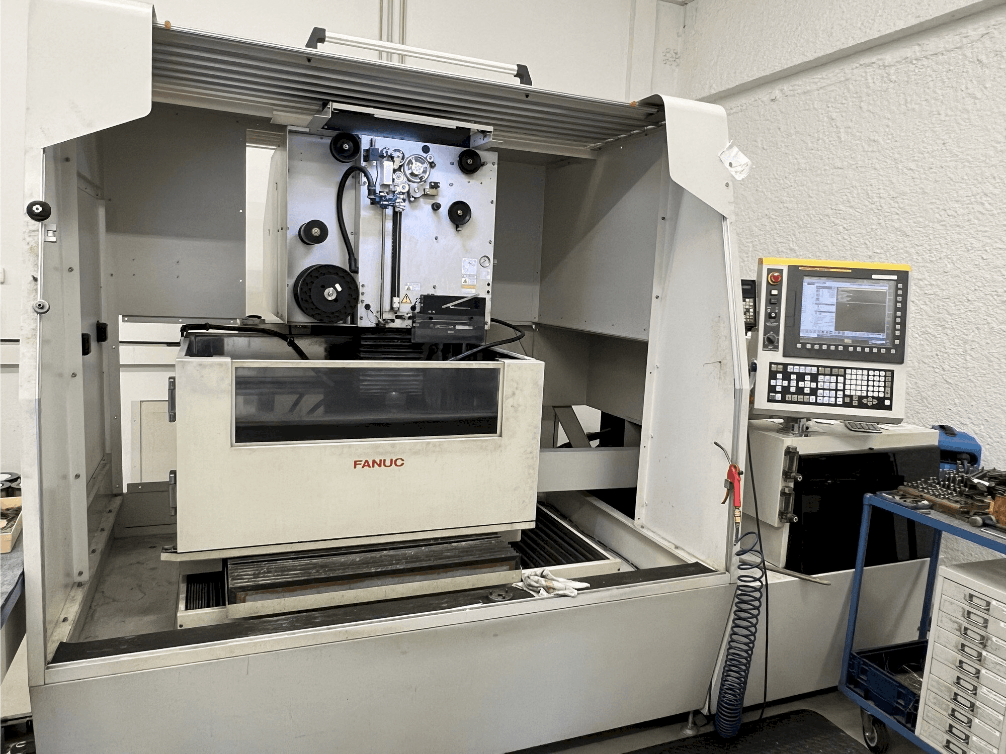 Вид станка FANUC Robocut Alpha 1-iD спереди