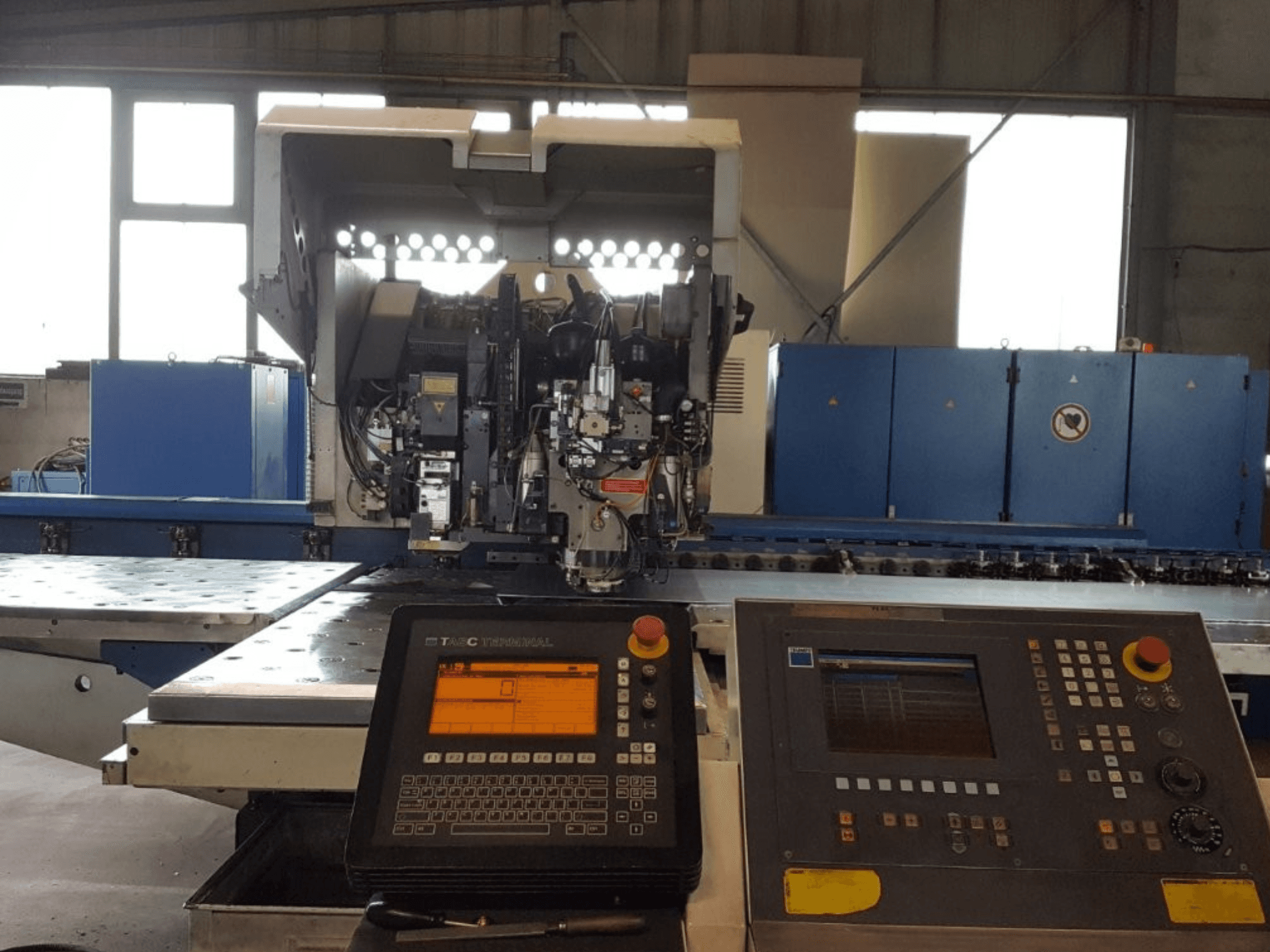 TRUMPF Trumatic 600L Punch-Laser Combo, вид спереди, демонстрирует панель управления и детали оборудования в условиях мастерской.