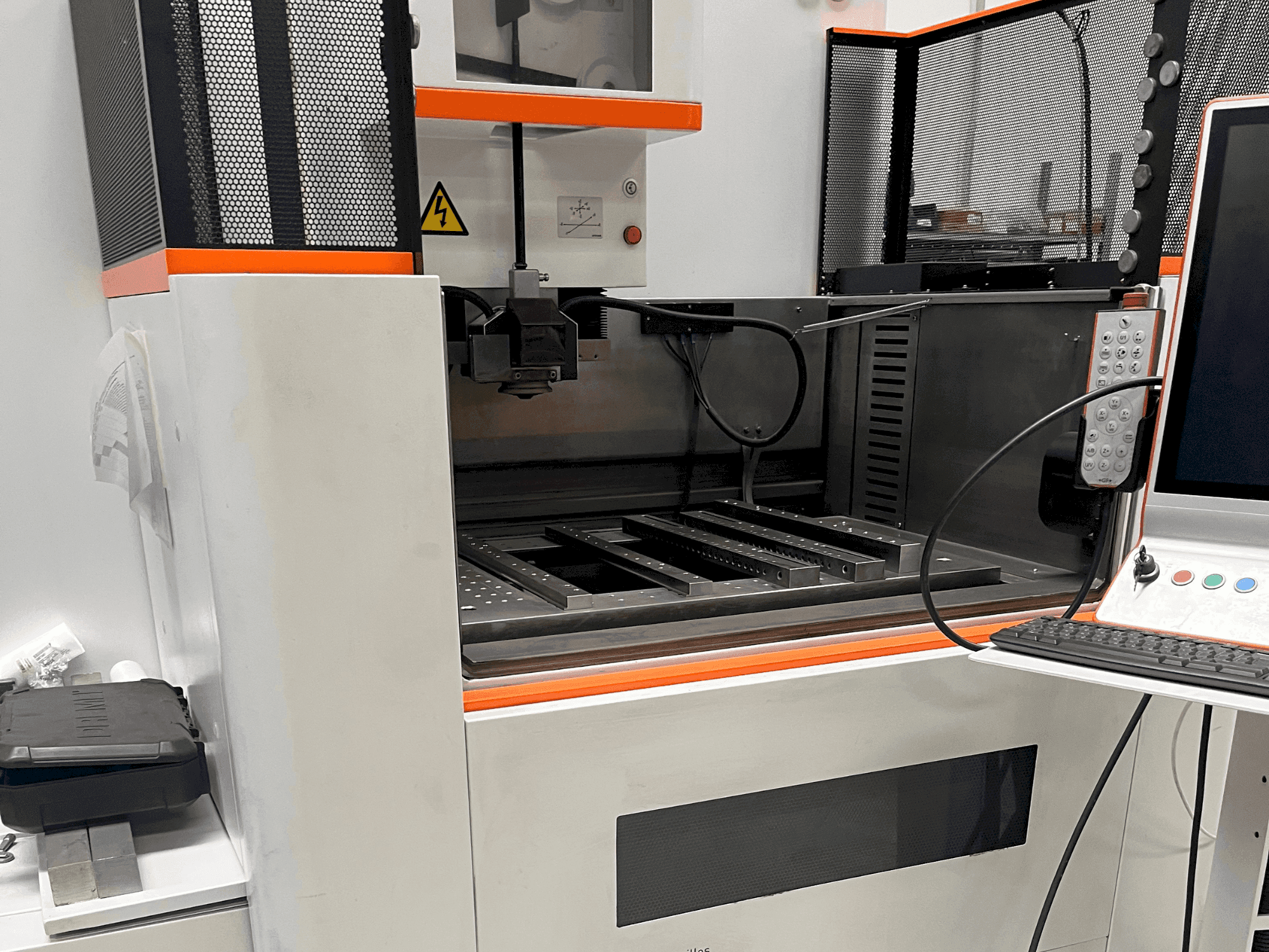 Вид станка AgieCharmilles CUT E 600 спереди