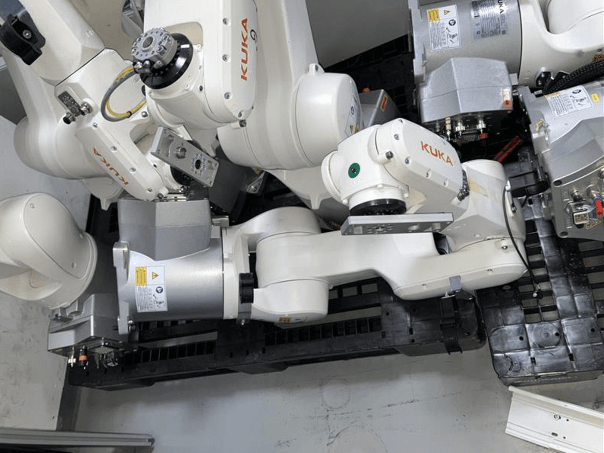 Рука робота KUKA KR 10 R900-2, вид сверху, демонстрирует шарнирные соединения и приводные двигатели в промышленных условиях.