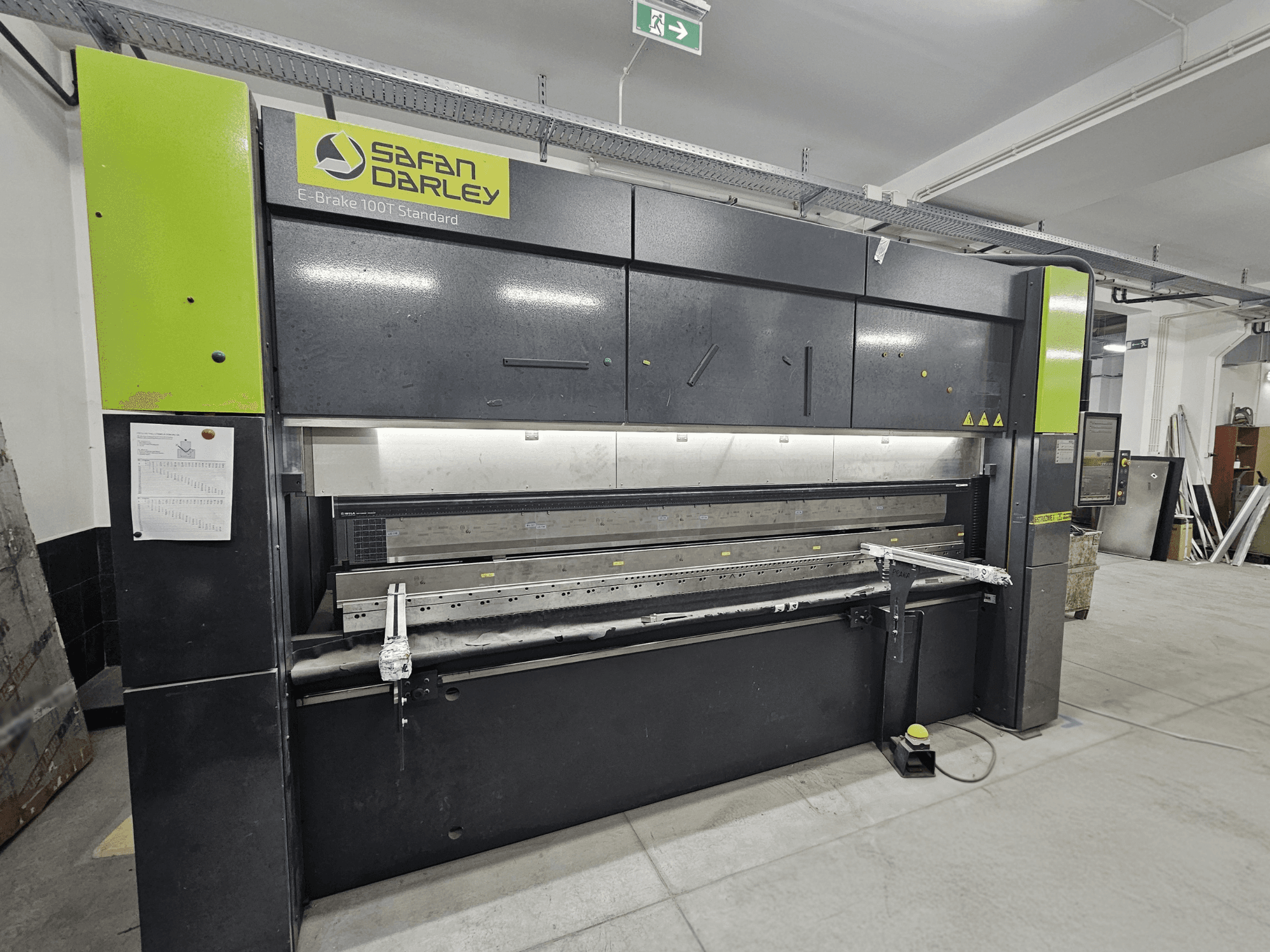 SafanDarley E-Brake 100T Standard, вид спереди; гидравлический гибочный станок с панелью управления, ножной педалью и функциями безопасности.