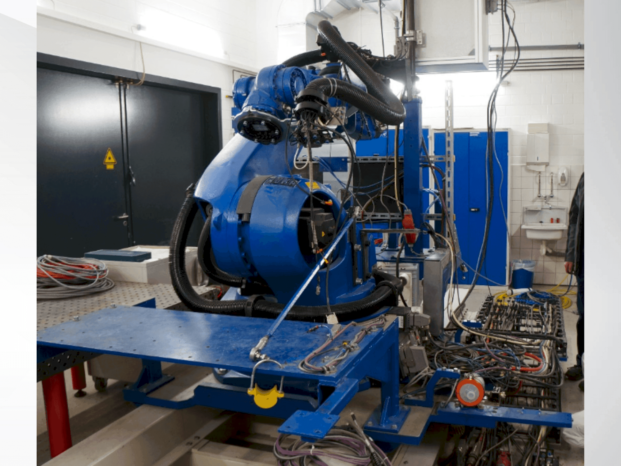 Вид станка KUKA KR 100-2 HA 2000 сбоку