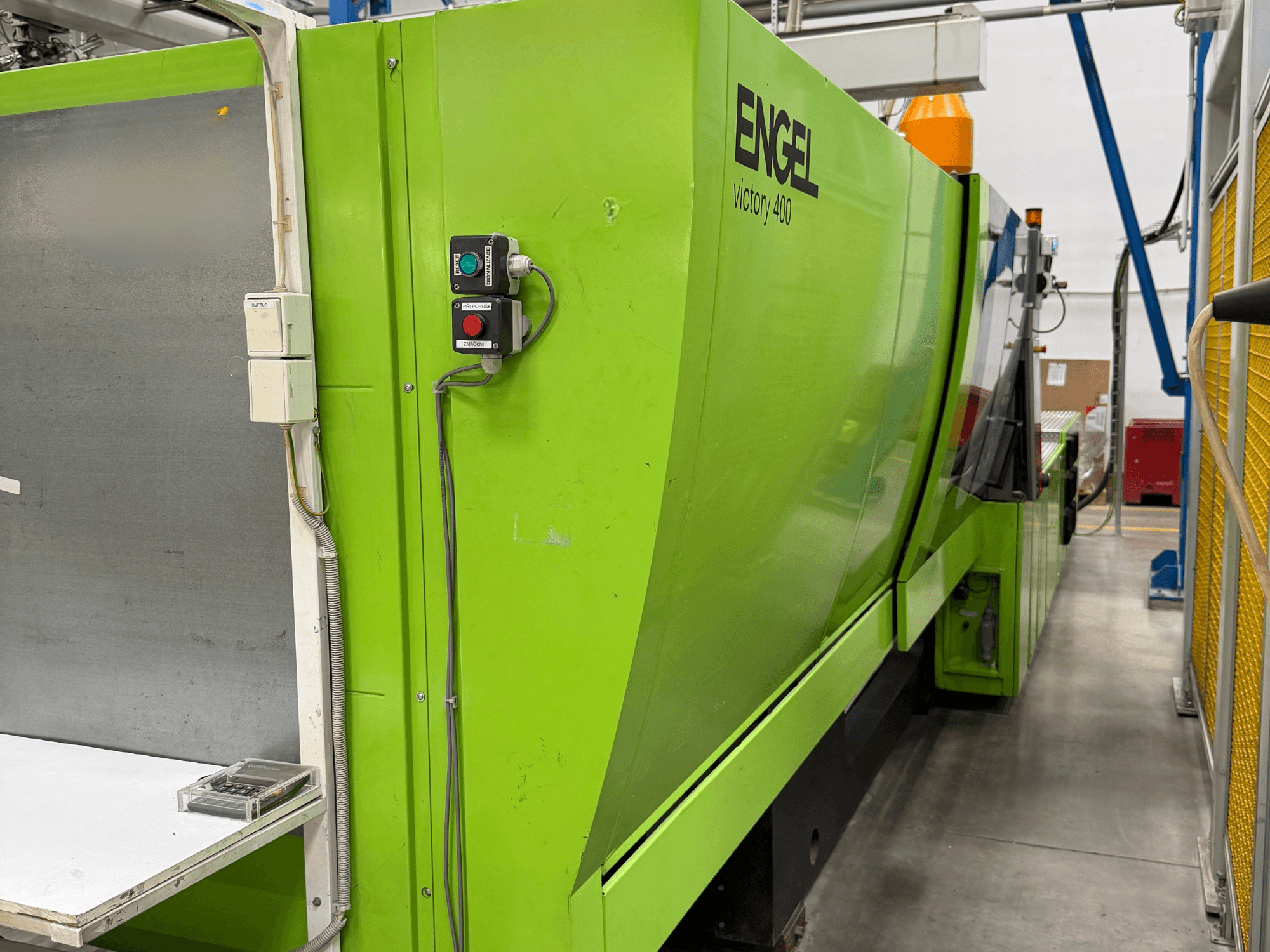 Гидравлическая термопластавтомат Engel Victory 400, вид сбоку, с панелью управления и зелёным корпусом.