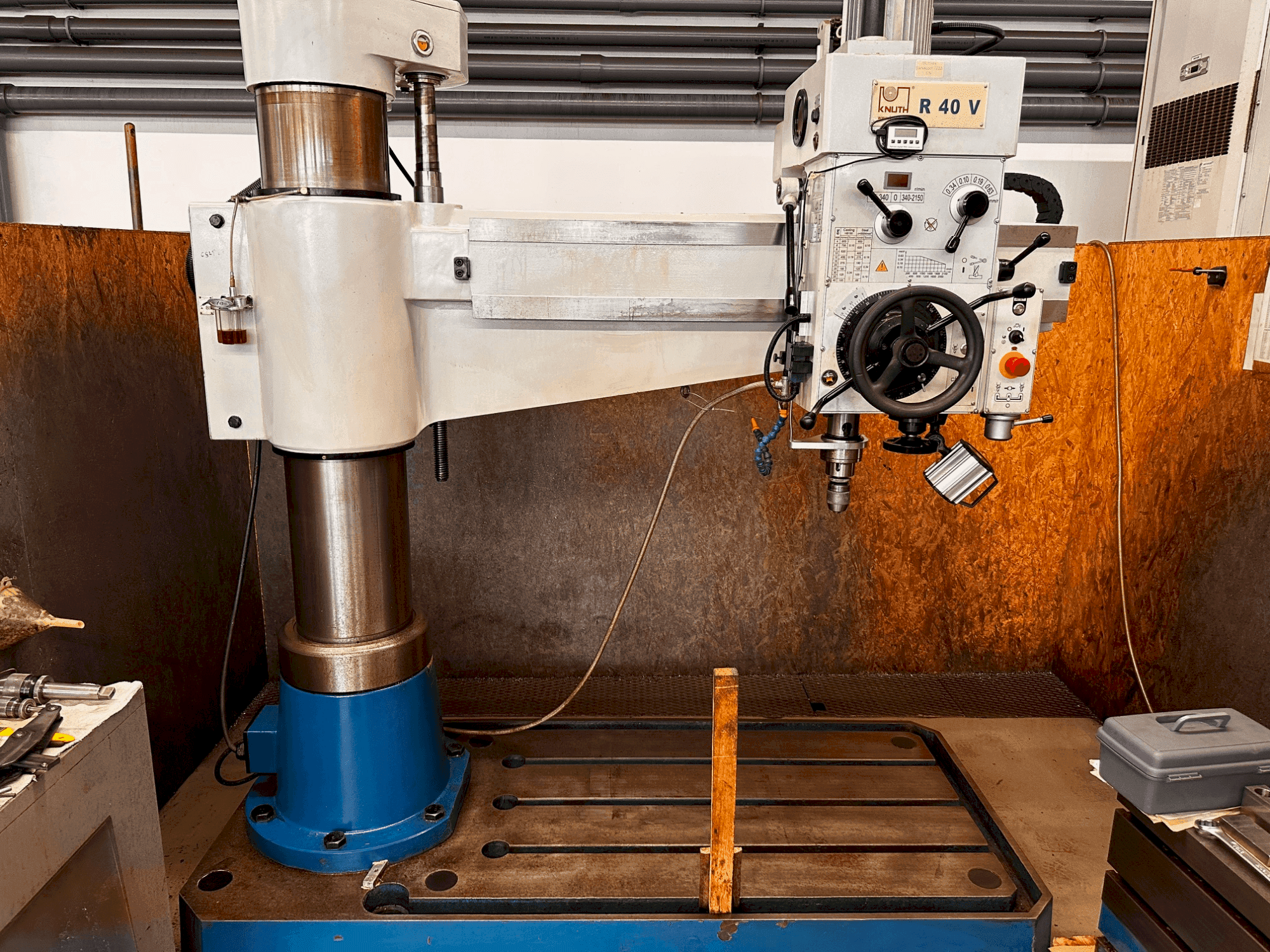 Вид станка KNUTH R40V спереди
