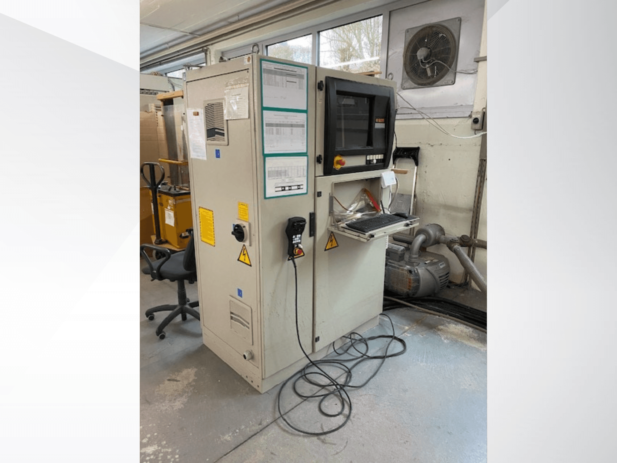 Деревообрабатывающий центр с ЧПУ SCM Record 240 (вид сбоку), панель управления, наклейки безопасности и подключение к двигателю.