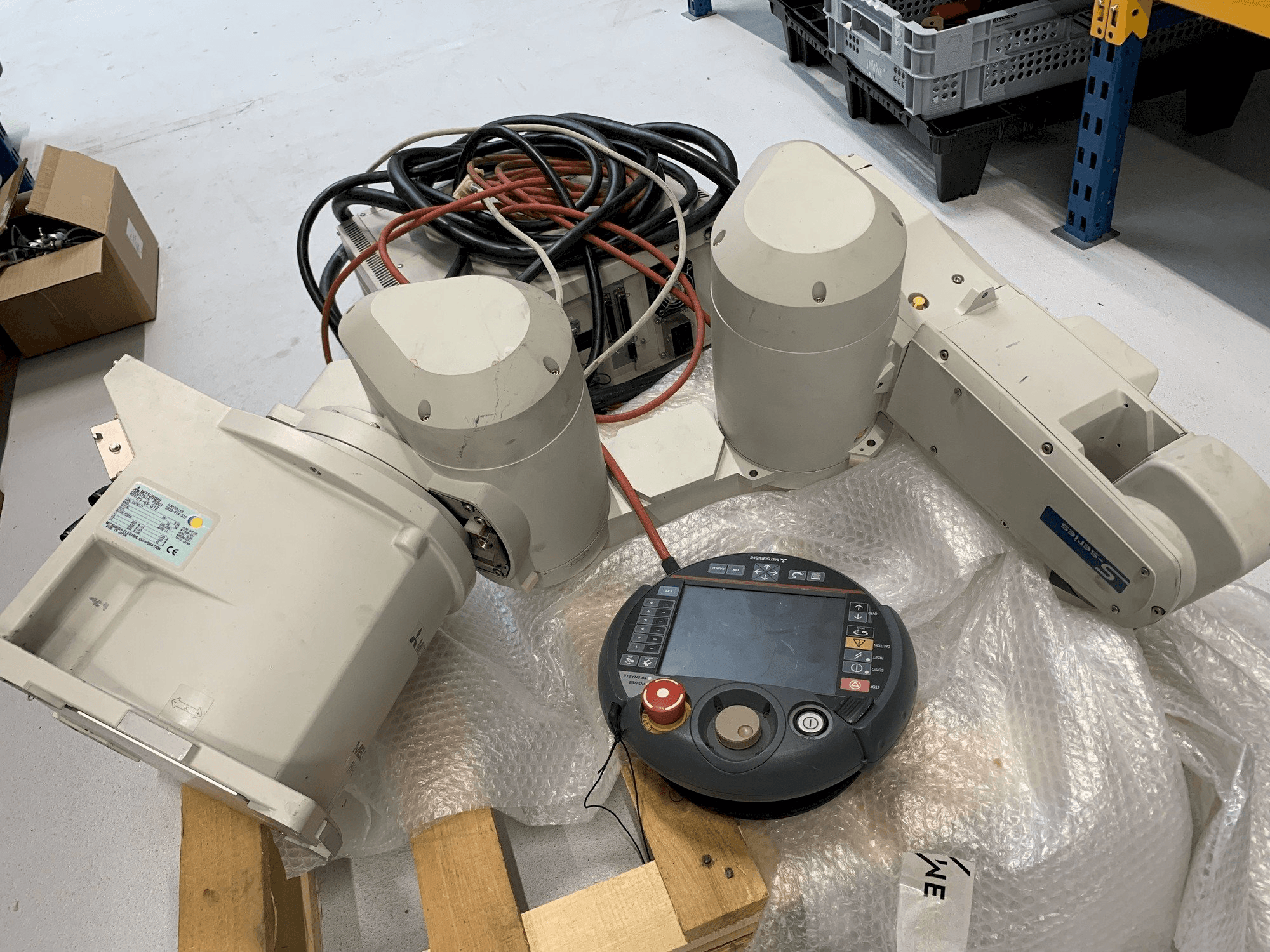 Вид станка Mitsubishi Melfa RV 6S спереди