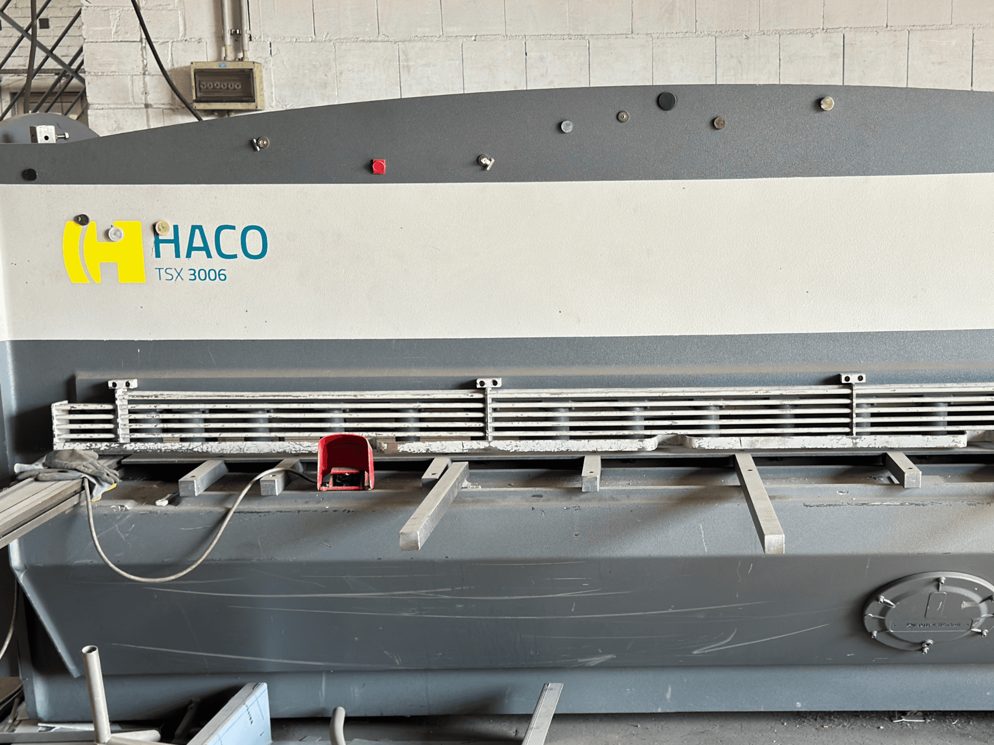 Гидравлическая машинка для стрижки овец HACO TSX3006 MOT, вид спереди, с металлическими режущими ножами и панелью управления, с изображением деталей работы.