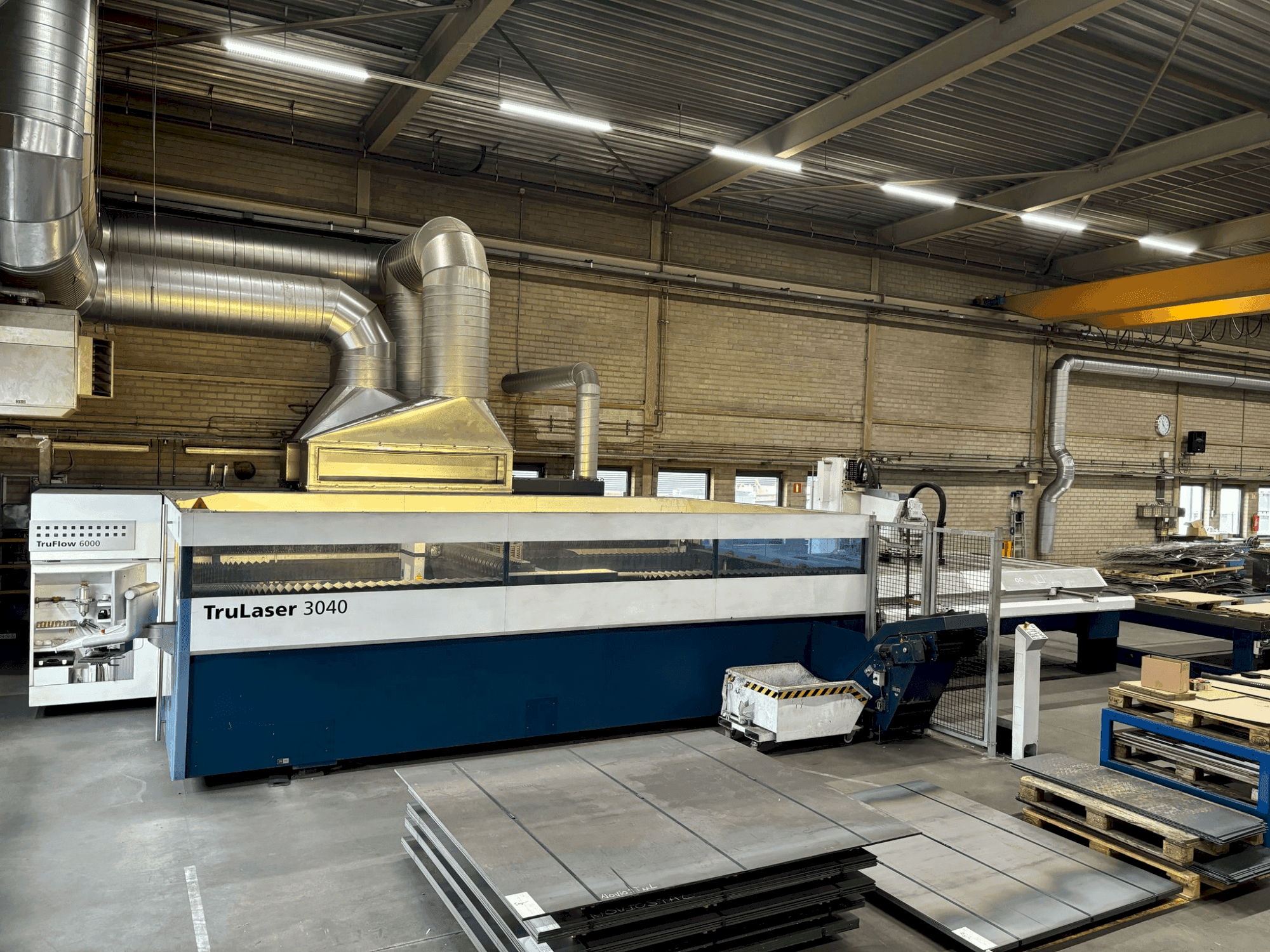 Вид станка TRUMPF TruLaser 3040 + LiftMaster спереди