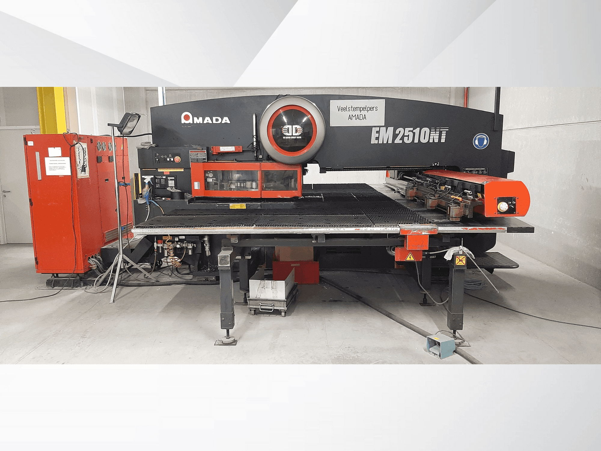 Вид станка AMADA EM2510NT спереди
