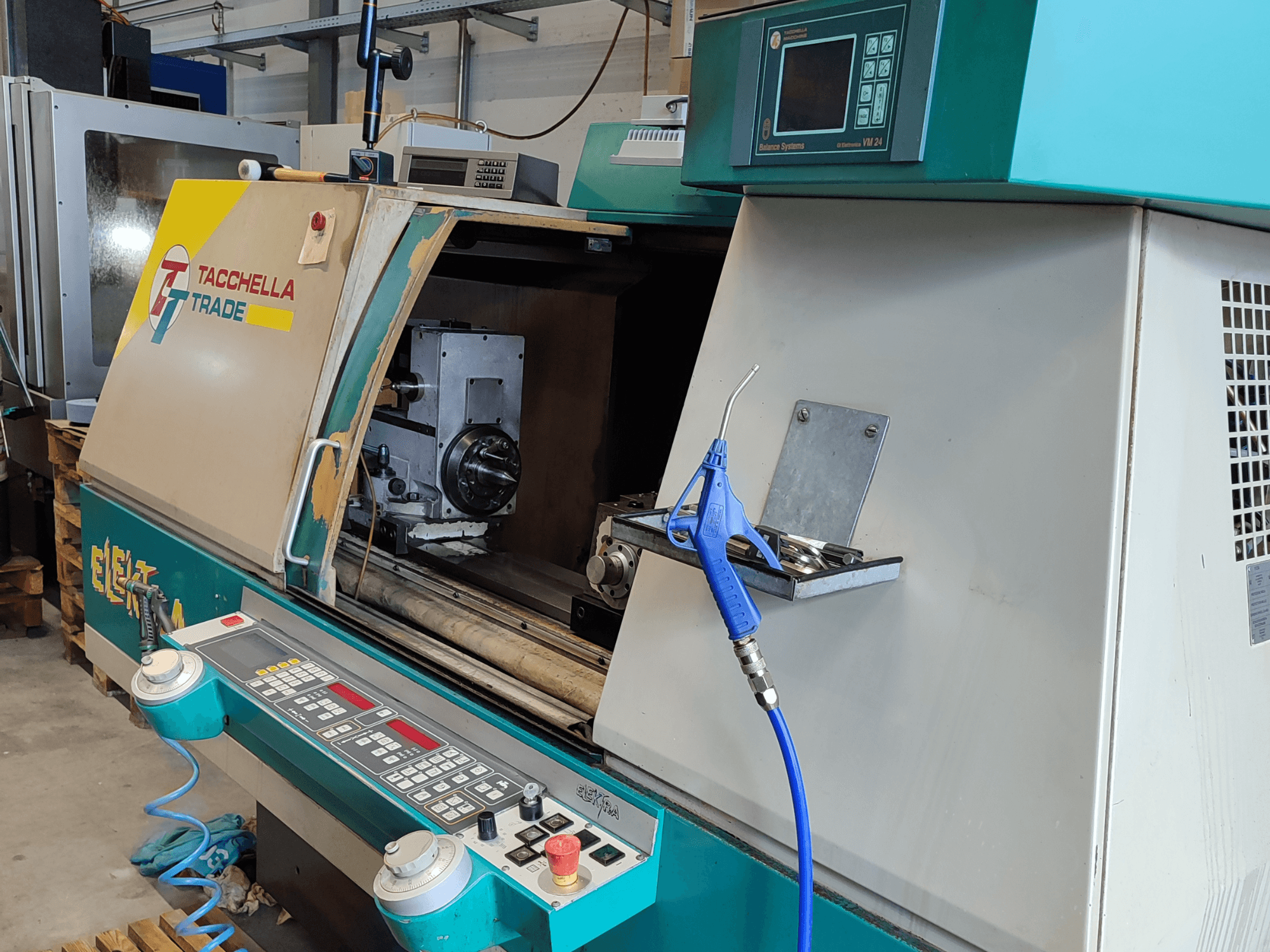 Цилиндрический шлифовальный станок Tacchella Elektra 513 MPC, вид спереди, демонстрирующий панель управления и рабочую зону.