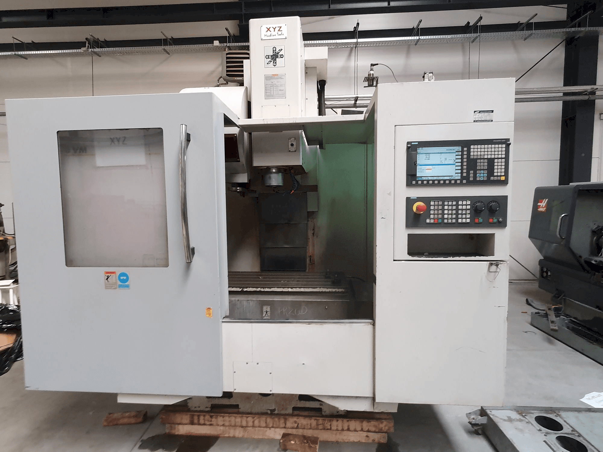 Вид станка XYZ 1020 VMC спереди