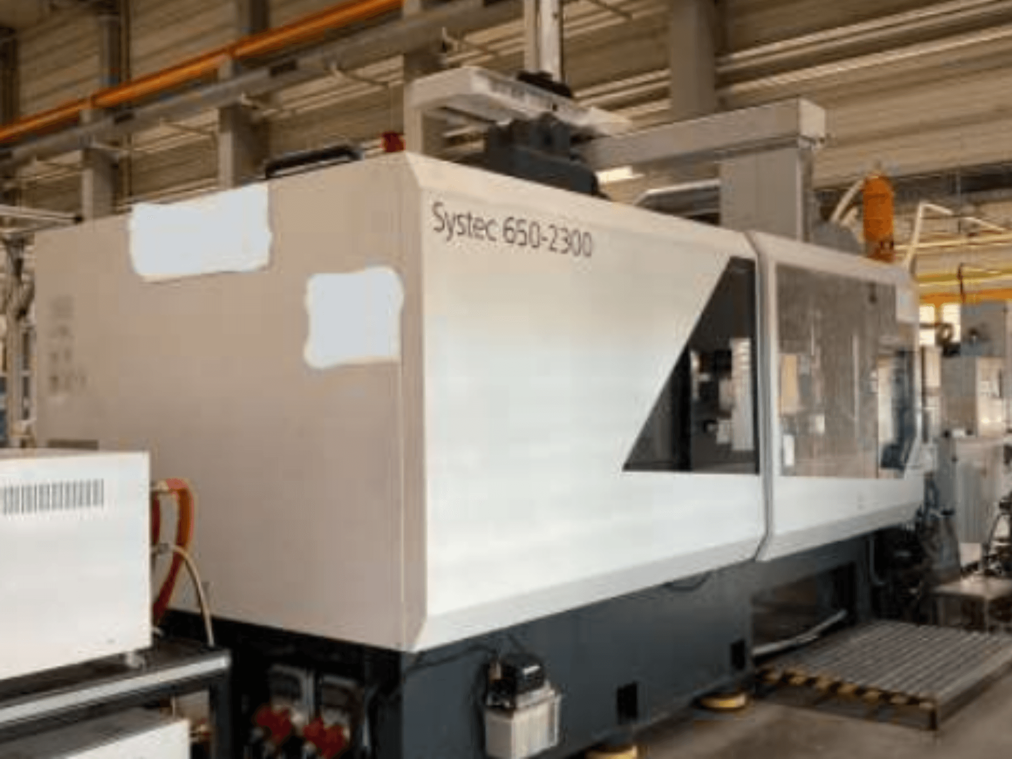 Машина Systec 660-2300, вид спереди, демонстрирует большой корпус, панель управления и безопасную грузовую платформу, подходит для промышленного использования.