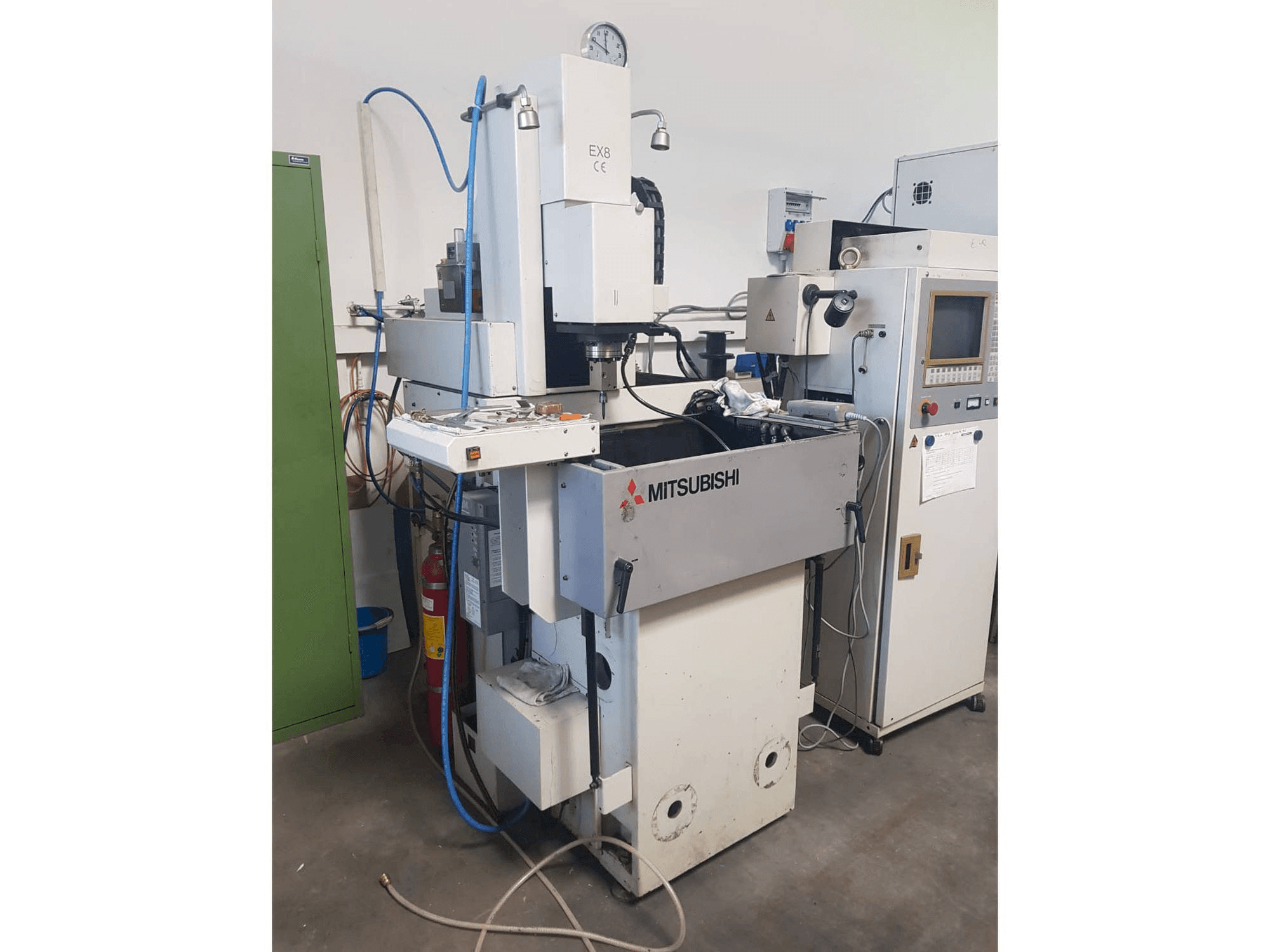 Вид станка Mitsubishi EX 8 спереди