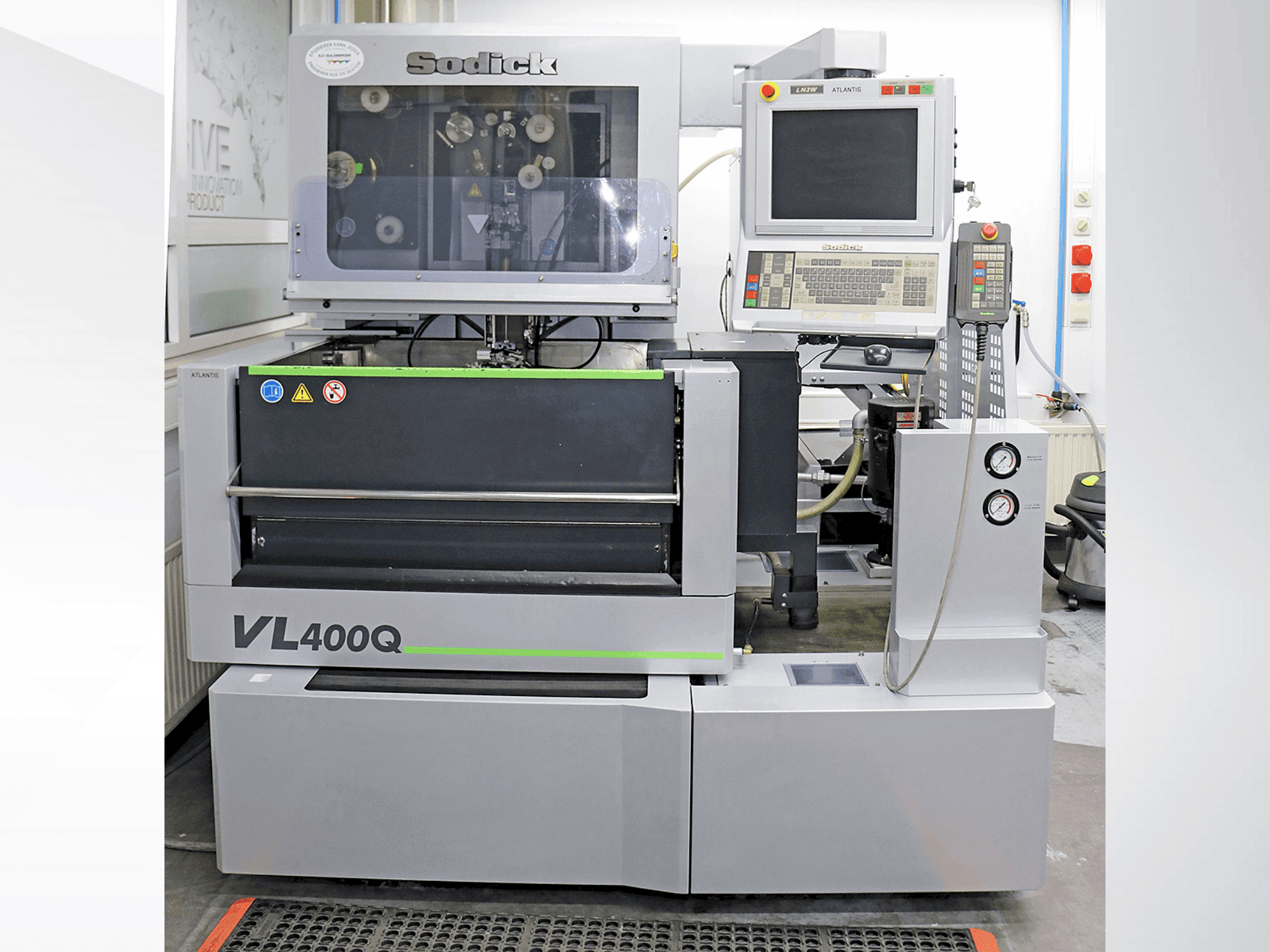 Вид станка Sodick VL400Q спереди