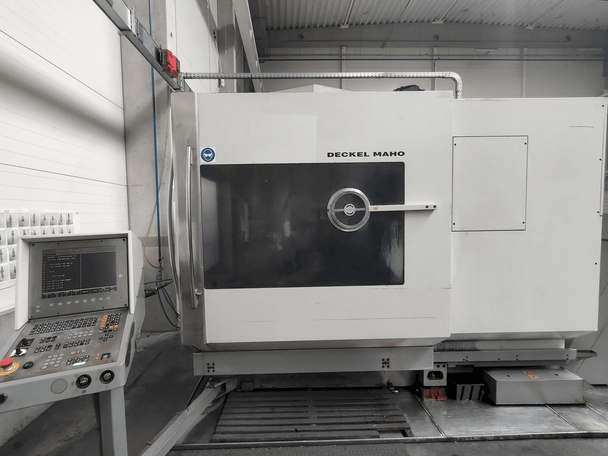 Вид станка DECKEL MAHO DMU 60P спереди