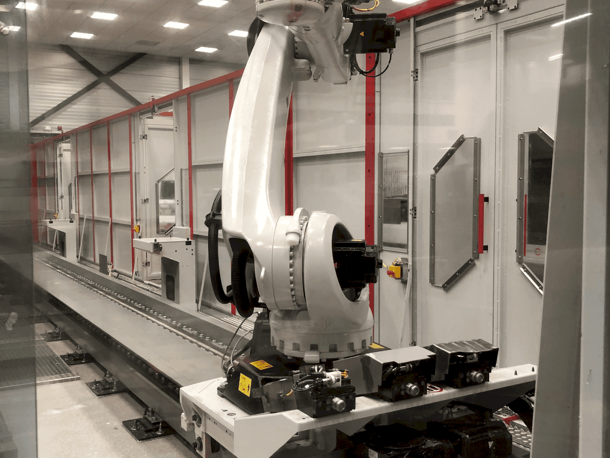Вид станка KUKA KR 240 R2900 ultra спереди
