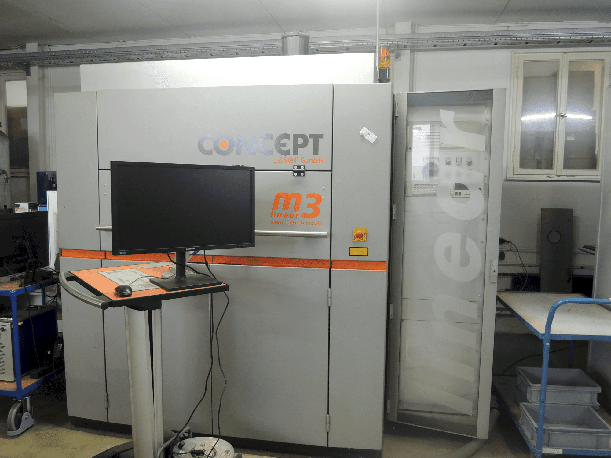 Вид станка CONCEPT LASER LASER M3 Linear спереди