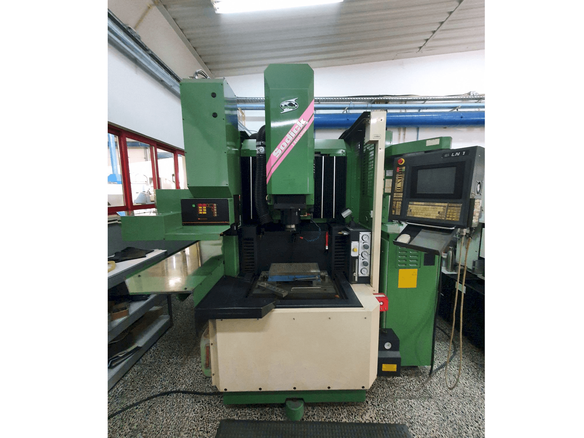 Вид станка Sodick AQ35L спереди