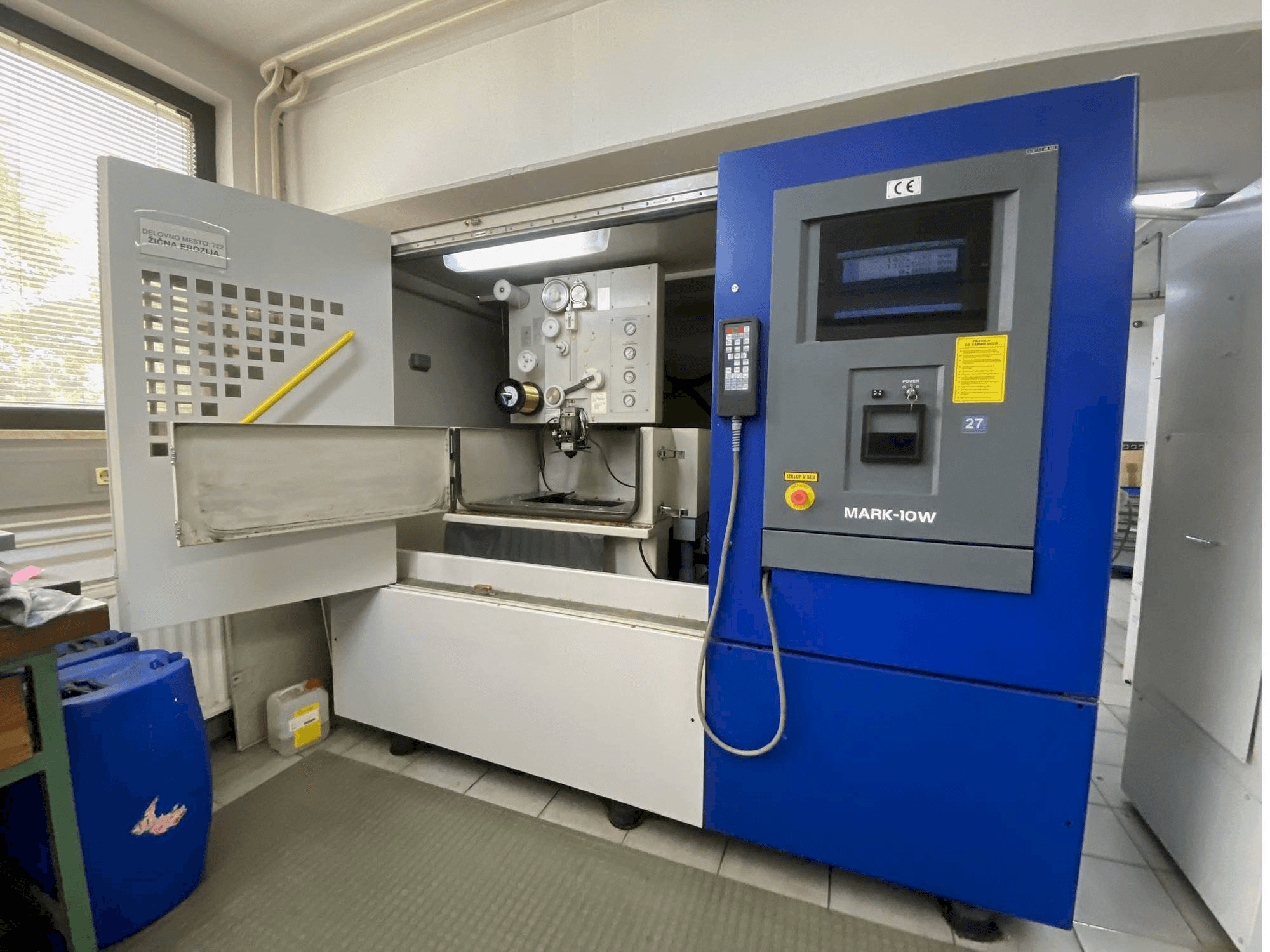 Вид станка Hitachi 254Y спереди